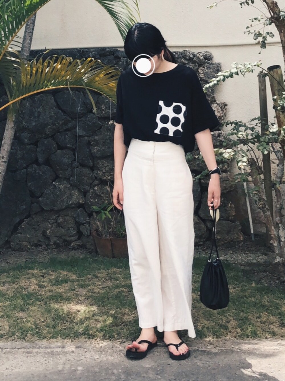 「ラクチンコーデ、ゆるコーデ、パンツスタイル、シンプル、白黒、モノトーン、ビーチサンダル、ユニクロ、UNIQLO、巾着バッグ」｜「SENSE OF PLACE by URBAN RESEARCHのリネンハイウエストワイドパンツ（その他パンツ、ホワイト系）」を使った、N .さん（レディース・162cm）の夏コーディネートの1枚目の写真