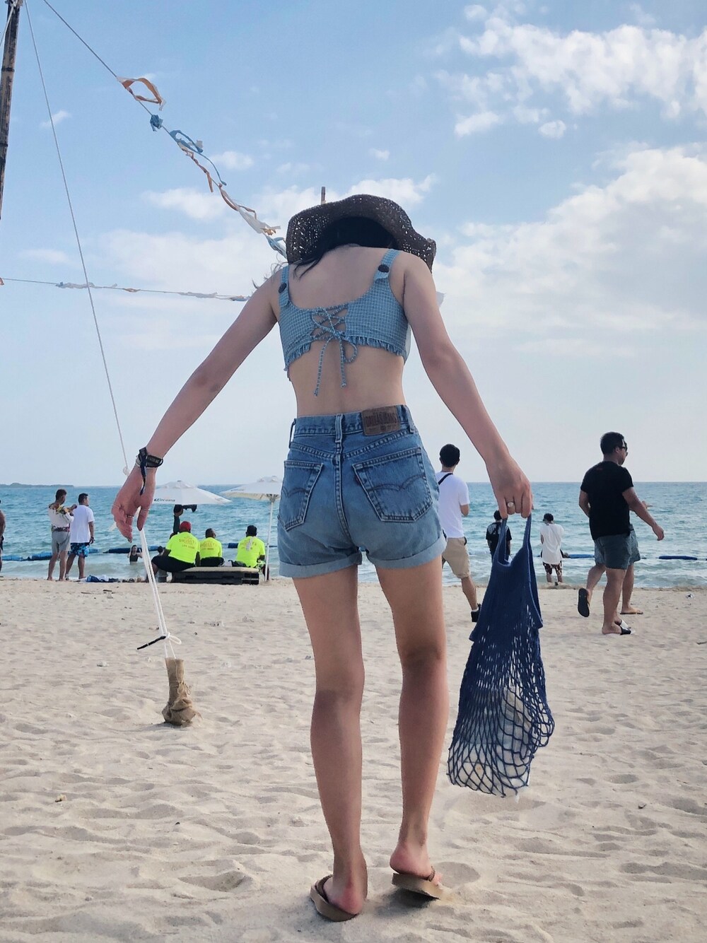 「夏コーデ、水着、デニムパンツ、ショートパンツ、バングル、ハット、ビーチサンダル、海、ootd」｜「MODE ROBEのペーパー細編みリボンハット（ハット、ブラウン系）」を使った、N .さん（レディース・162cm）の夏コーディネートの1枚目の写真
