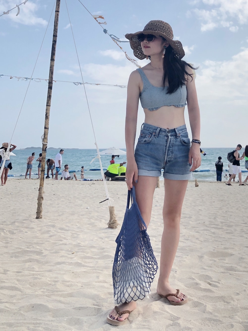 「夏コーデ、海、ビーチスタイル、水着、デニム、デニムパンツ、ショートパンツ、サンダル、サングラス」｜「MODE ROBEのペーパー細編みリボンハット（ハット、ブラウン系）」を使った、N .さん（レディース・162cm）の夏コーディネートの1枚目の写真