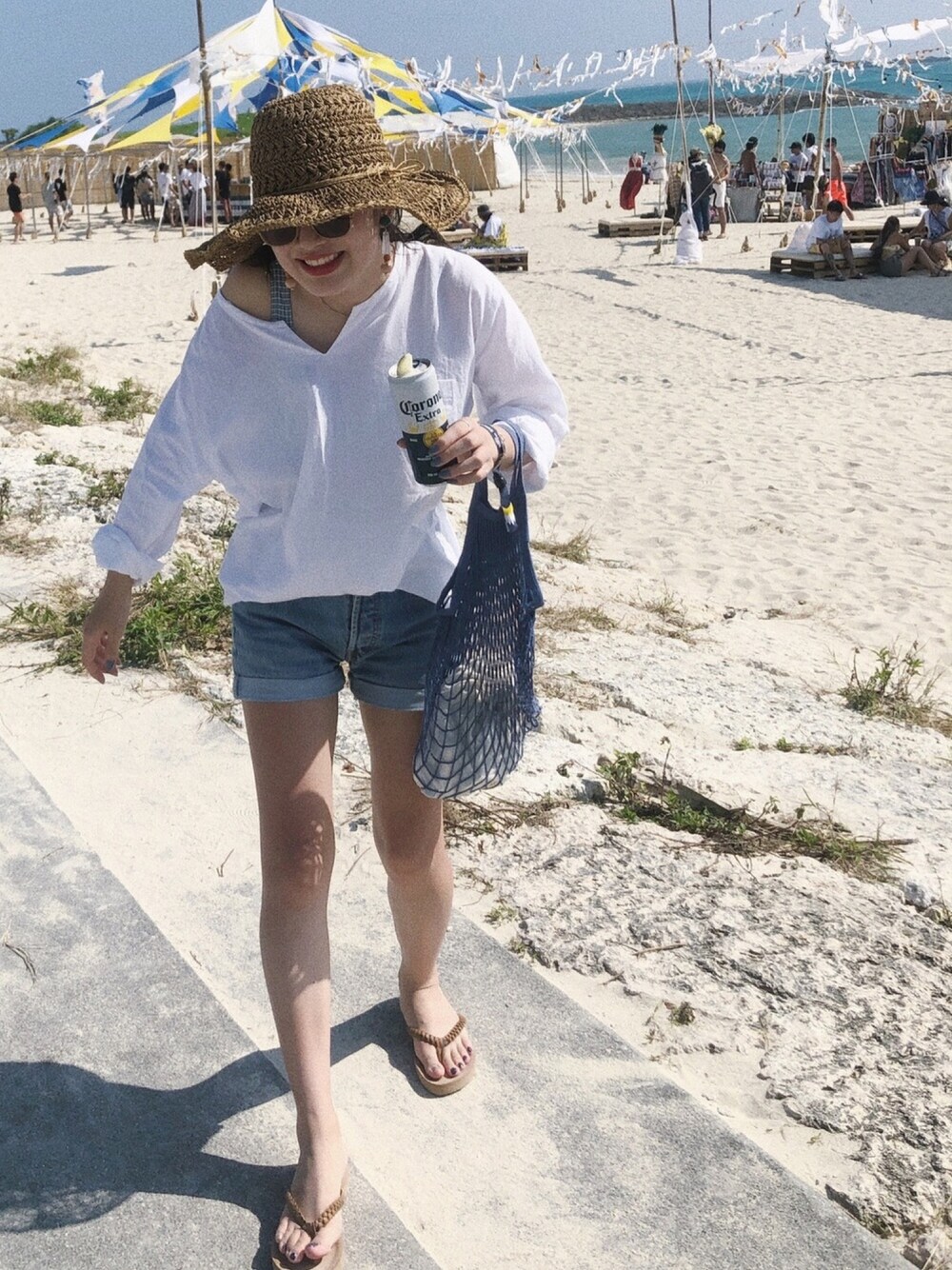 「シンプルコーデ、夏コーデ、水着、リネン、白シャツ、シャツスタイル、デニムパンツ、ショートパンツ、ビーチサンダル、フェススタイル」｜「MODE ROBEのペーパー細編みリボンハット（ハット、ブラウン系）」を使った、N .さん（レディース・162cm）の夏コーディネートの1枚目の写真