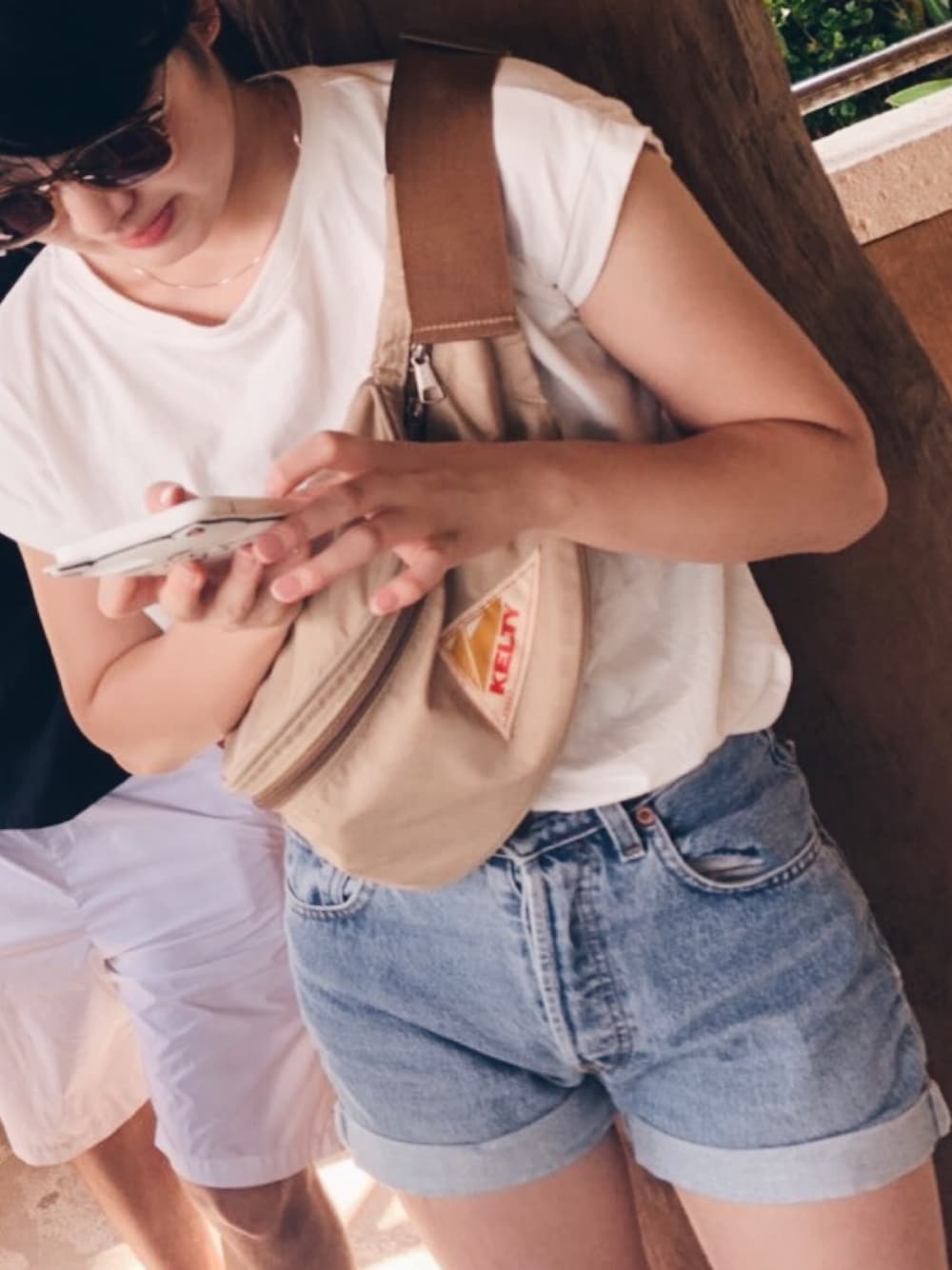 「ラクチンコーデ、シンプルコーデ、シンプル、デニム、デニムパンツ、白Tシャツ、ショルダーバッグ、夏」｜「KELTYの【KELTY/ケルティ】ナイロンボディバッグ　ミニファニー / MINI FANNY（ボディバッグ/ウエストポーチ、ベージュ系）」を使った、N .さん（レディース・162cm）の秋コーディネートの1枚目の写真