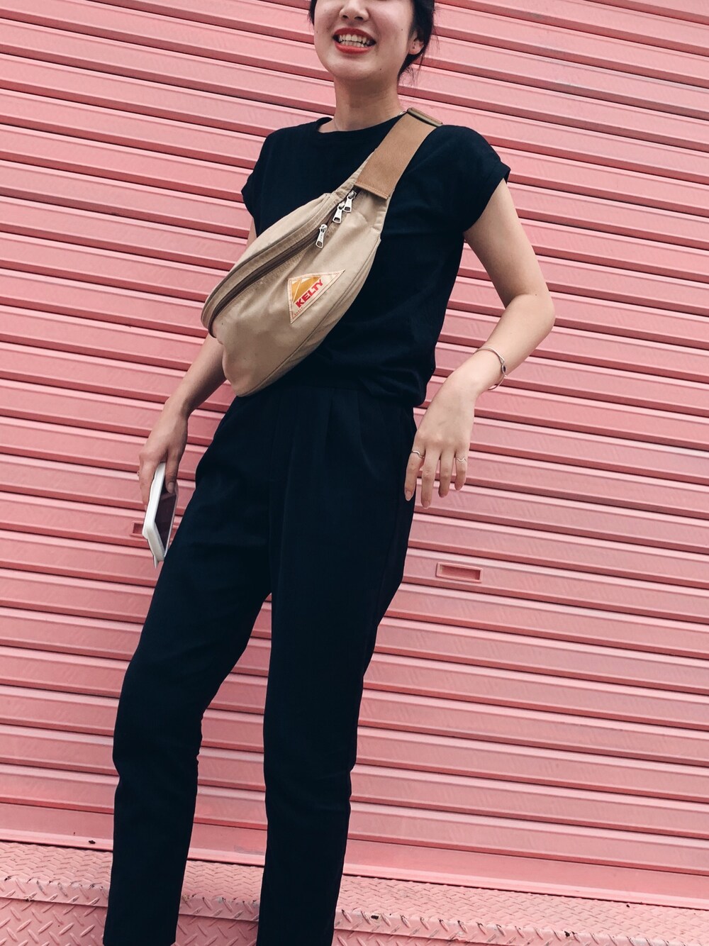 「Tシャツ、シンプル、パンツスタイル、黒、ブラック、ショルダーバッグ」｜「KELTYの【KELTY/ケルティ】ナイロンボディバッグ　ミニファニー / MINI FANNY（ボディバッグ/ウエストポーチ、ベージュ系）」を使った、N .さん（レディース・162cm）の秋コーディネートの1枚目の写真