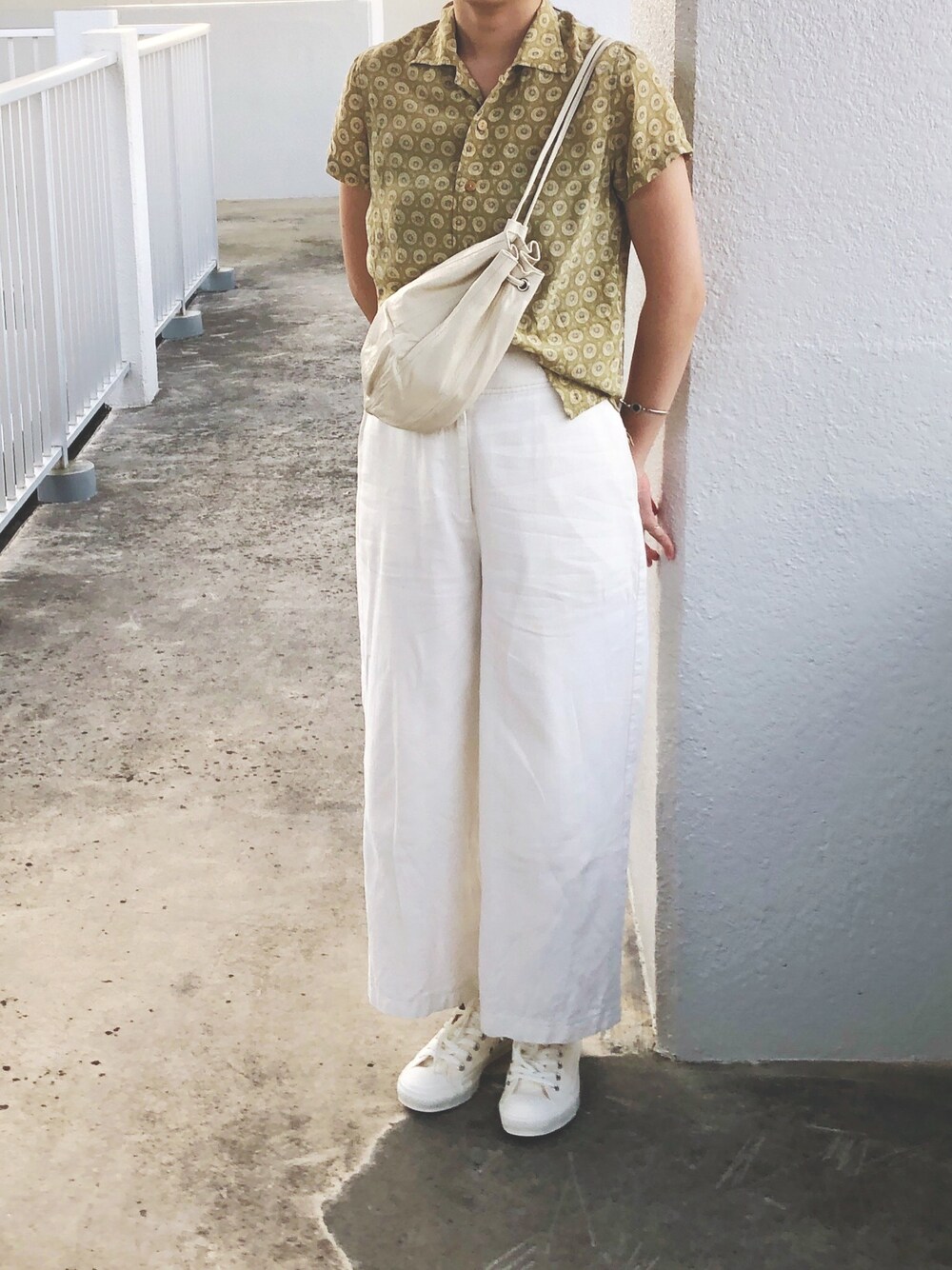 「白、ホワイト、ゆるコーデ、シャツスタイル、古着、ootd、ホワイトパンツ、コンバース、TODAYFUL」｜「TODAYFULのアイテム（ボディバッグ/ウエストポーチ、ホワイト系）」を使った、N .さん（レディース・162cm）の秋コーディネートの1枚目の写真
