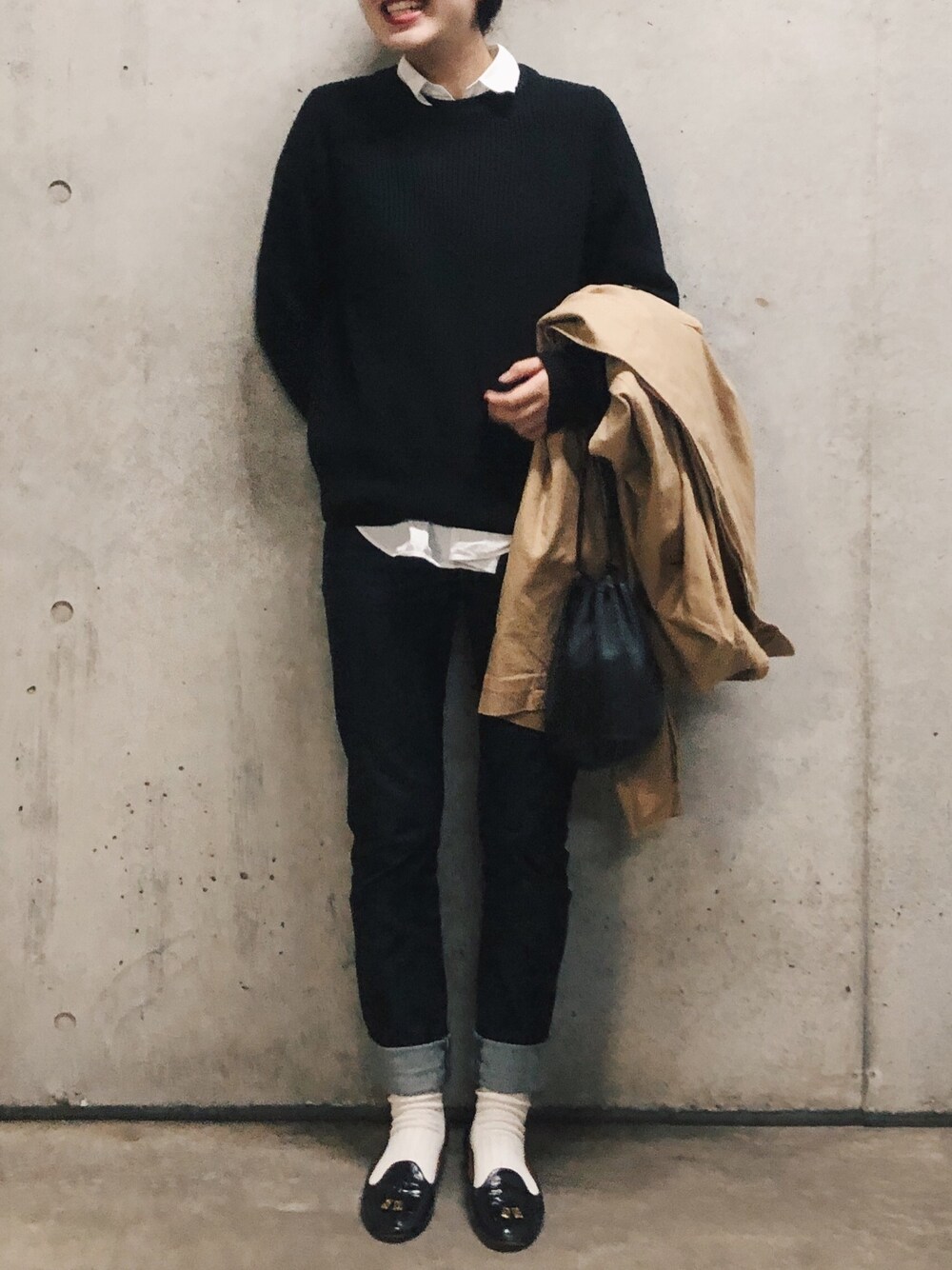 「秋冬コーデ、シンプルコーデ、デニム、パンツスタイル、ニットコーデ、シャツ、トレンチコート、UNIQLO、ユニクロ」｜「LOWRYS FARMのサージスタンドコート　785469 （その他アウター、ベージュ系）」を使った、N .さん（レディース・162cm）の秋コーディネートの1枚目の写真