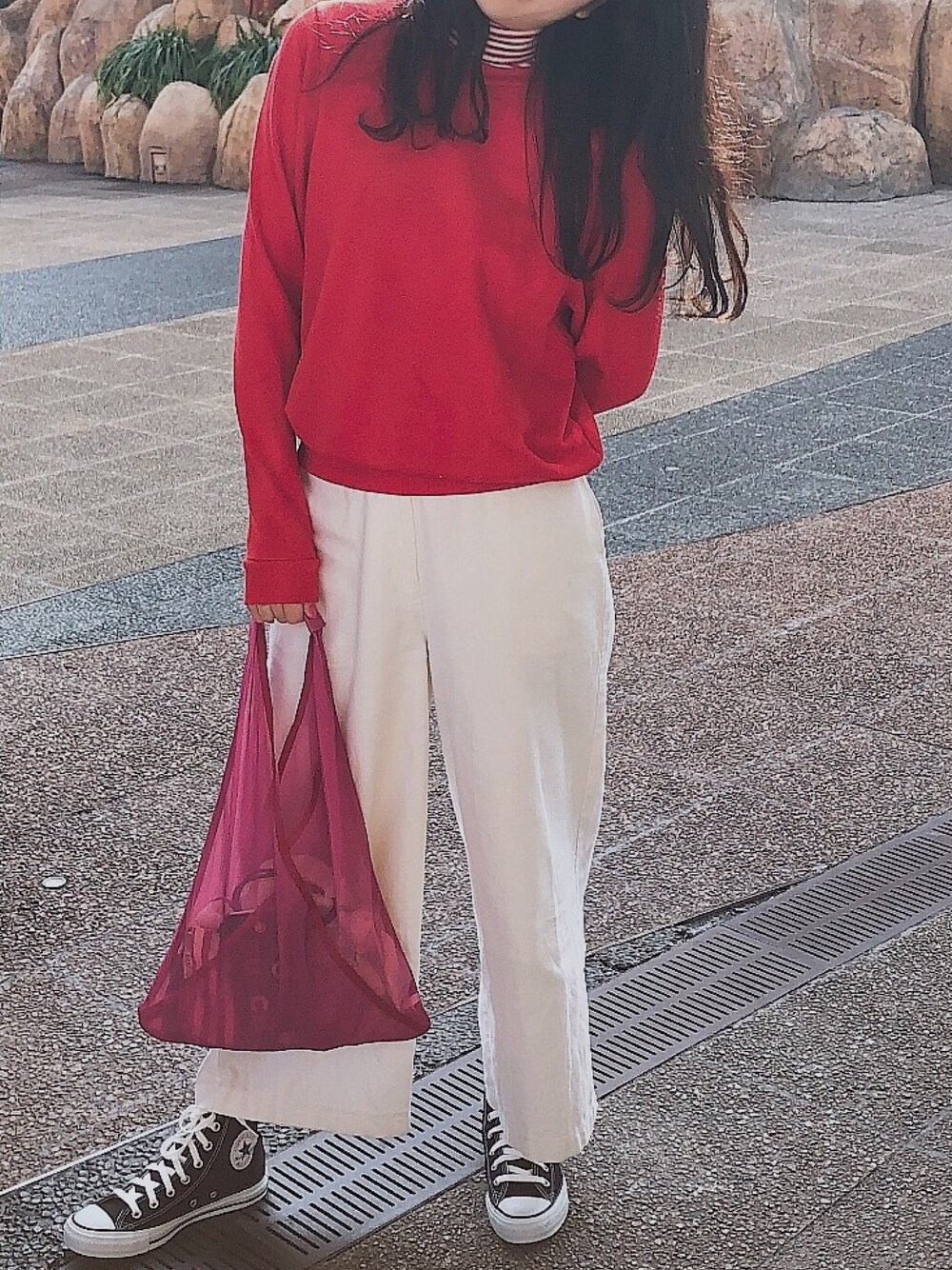 「ゆるコーデ、赤、トレーナー、パンツスタイル、白パンツ、コンバース、converse、スニーカー、ootd」｜「BENETTON (UNITED COLORS OF BENETTON)のアイテム（スウェット、レッド系）」を使った、N .さん（レディース・162cm）の秋コーディネートの1枚目の写真