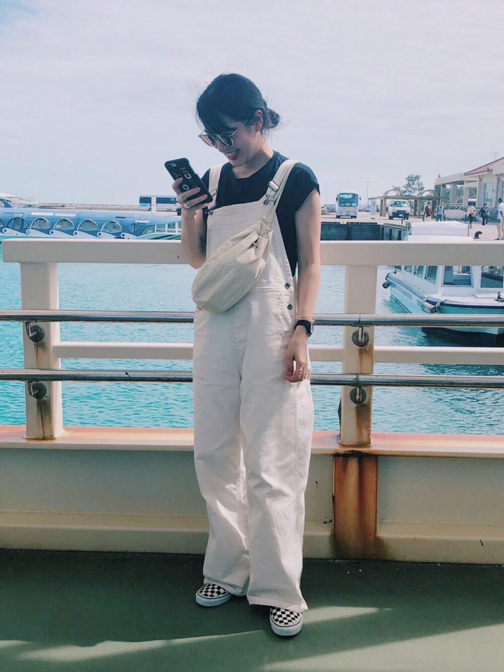「シンプル、ラフ、ゆるコーデ、休日スタイル、白、オールインワン、サロペット、スニーカー、サンダル」｜「LOWRYS FARMのカツラギストレッチオーバーオール　778768 （その他パンツ、ホワイト系）」を使った、N .さん（レディース・162cm）の冬コーディネートの1枚目の写真