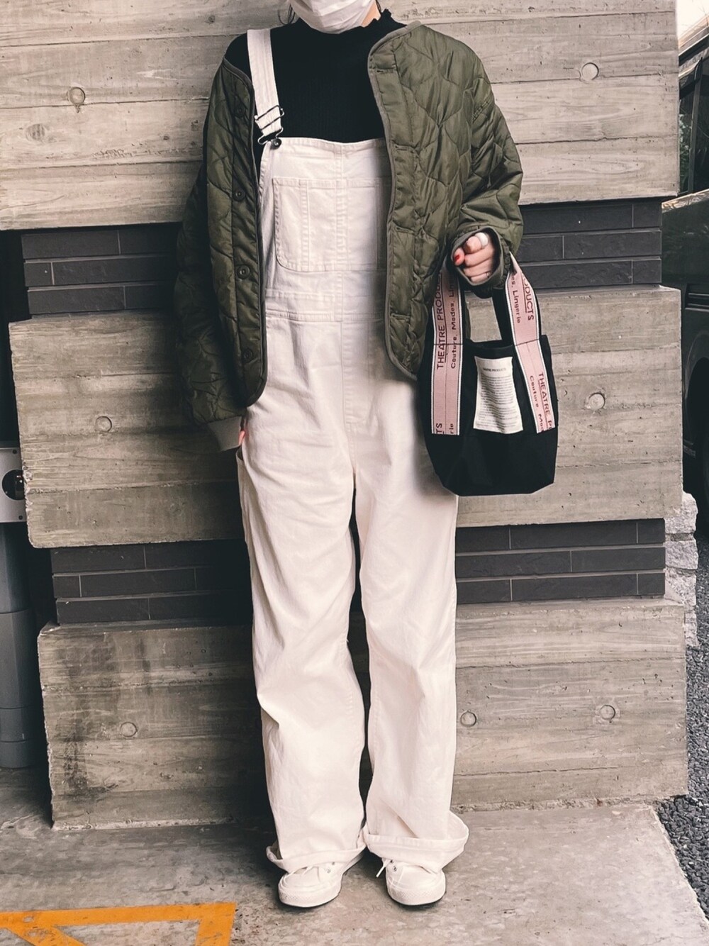 「シンプル、ゆるコーデ、オーバーオール、ユニクロ、キルティング、スニーカー、converse、カーキ、ホワイト」｜「THEATRE PRODUCTSのMISSISSIPPI Ssize／ジャガードテープ バッグ（トートバッグ、ブラック系）」を使った、N .さん（レディース・162cm）の冬コーディネートの1枚目の写真
