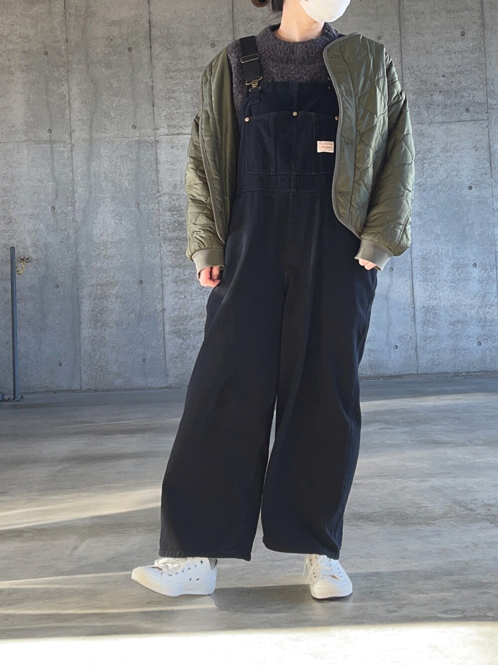 「休日スタイル、カジュアル、ootd、キルティング、オーバーオール、ブラック、スニーカー、コンバース、converse」｜「FREAK'S STOREの【WEB限定】PENNEYS/ペニーズ　別注オーバーオール（サロペット/オーバーオール、ブラック系）」を使った、N .さん（レディース・162cm）の冬コーディネートの1枚目の写真