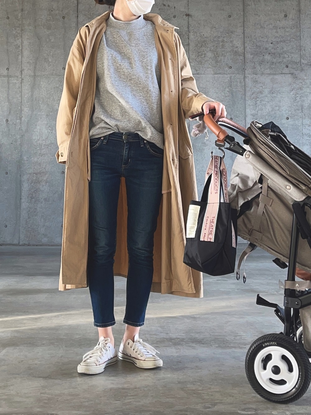 「春コーデ、休日スタイル、ラフ、パンツスタイル、converse、トレンチコート、デニム、スニーカー、GU、スウェット」｜「LOWRYS FARMのサージスタンドコート　785469 （その他アウター、ベージュ系）」を使った、N .さん（レディース・162cm）の冬コーディネートの1枚目の写真