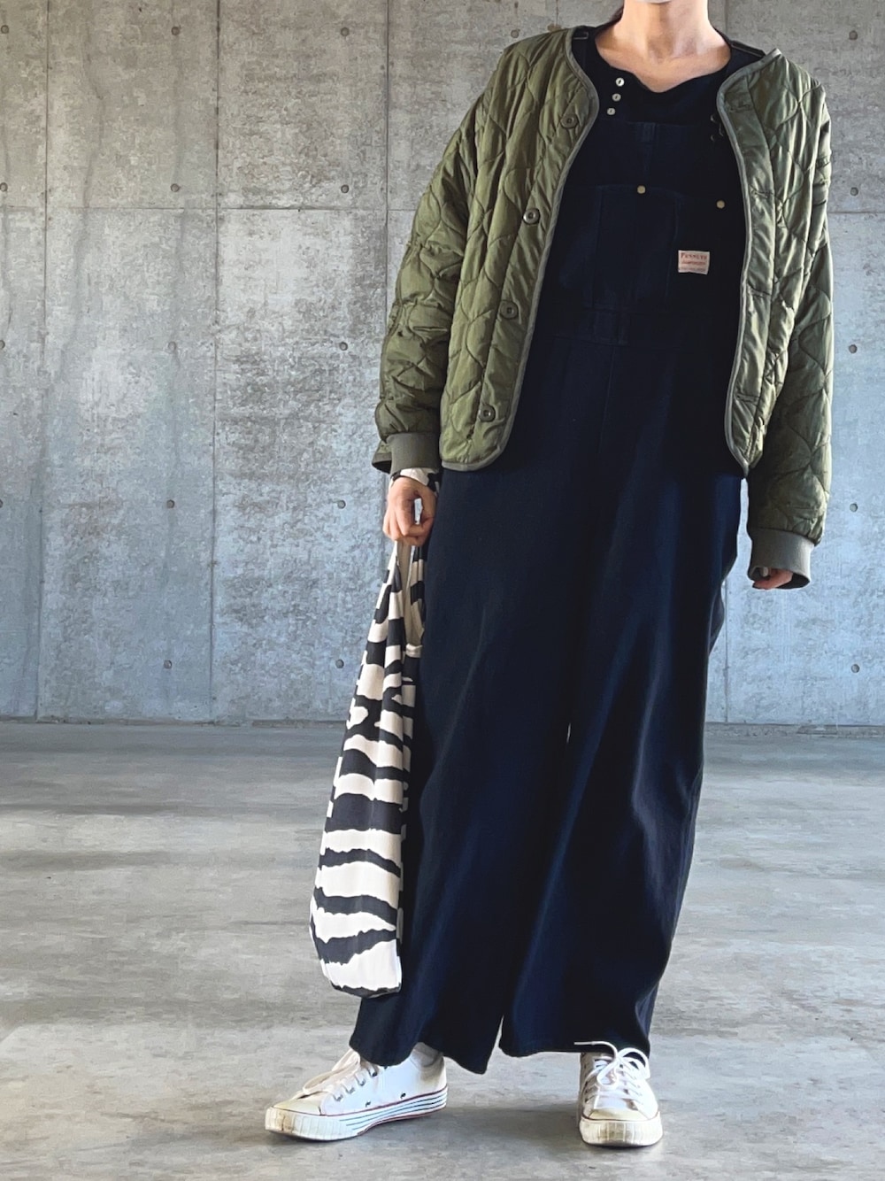 「ootd、ラクチンコーデ、オーバーオール、ブラック、スニーカー、コンバース、converse、シンプル、black」｜「FREAK'S STOREの【WEB限定】PENNEYS/ペニーズ　別注オーバーオール（サロペット/オーバーオール、ブラック系）」を使った、N .さん（レディース・162cm）の春コーディネートの1枚目の写真