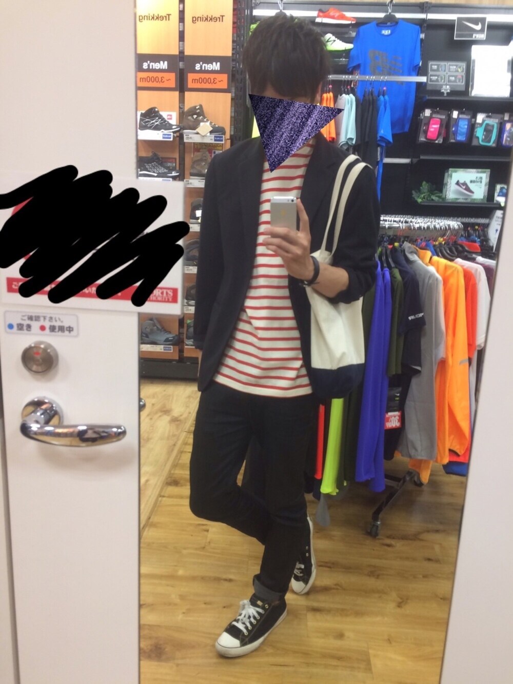 オレンジ系のTシャツ/カットソー、ブラック系のテーラードジャケット、ブラック系のパンツを着用したメンズの春コーディネートの1枚目の写真