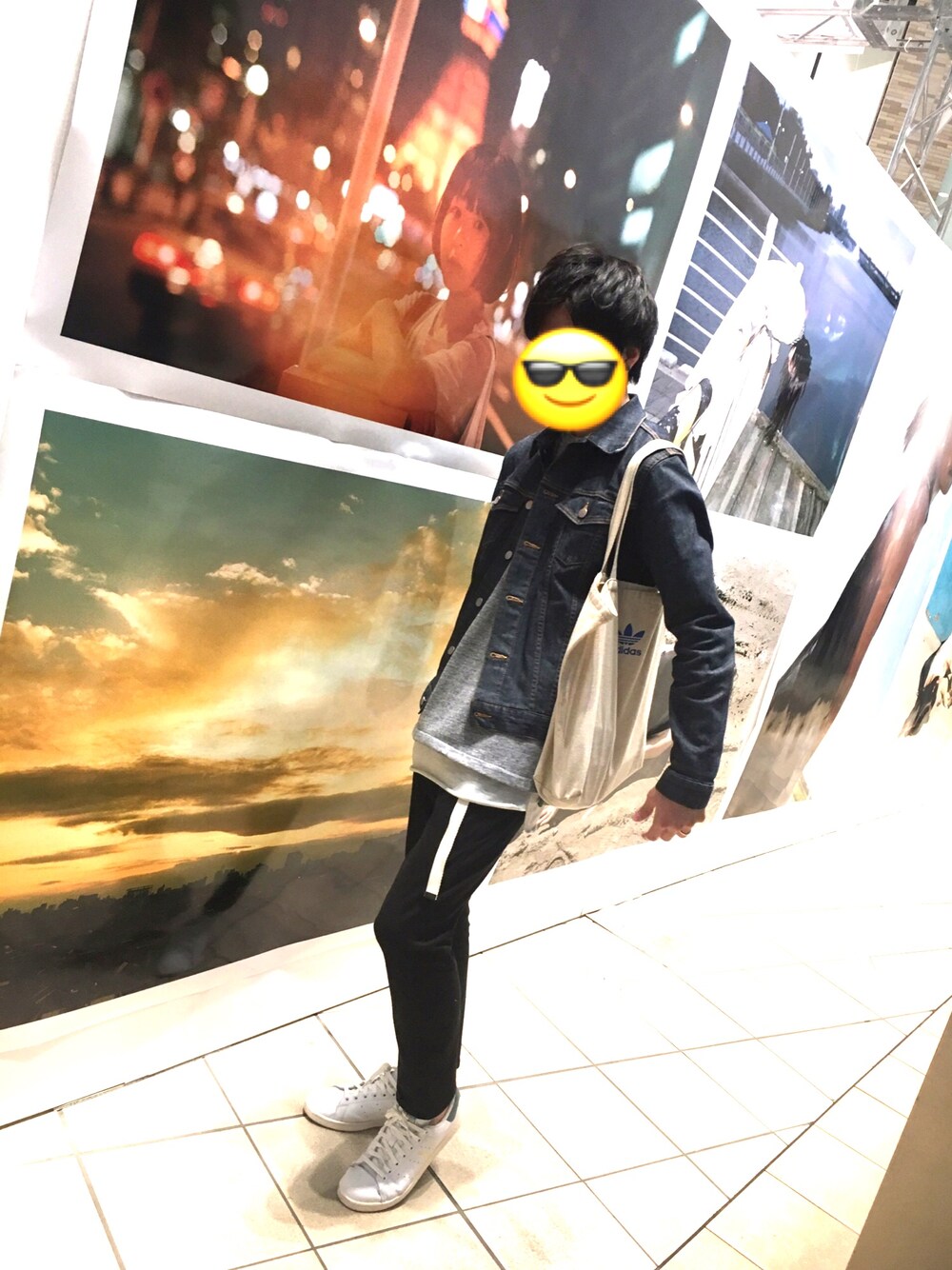 ブルー系のデニムジャケット、グレー系のスウェット、ホワイト系のタンクトップを着用したメンズの春コーディネートの1枚目の写真