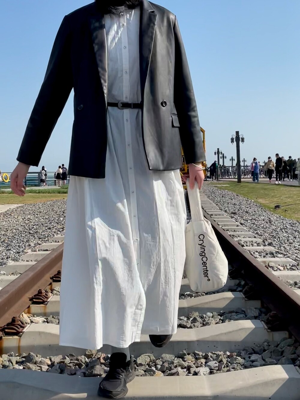「MOUSSYのWAIST TUCK LONG シャツ ドレス（シャツワンピース、ホワイト系）」を使った、ninomiyaayakaさん（レディース・175cm）の春コーディネートの1枚目の写真