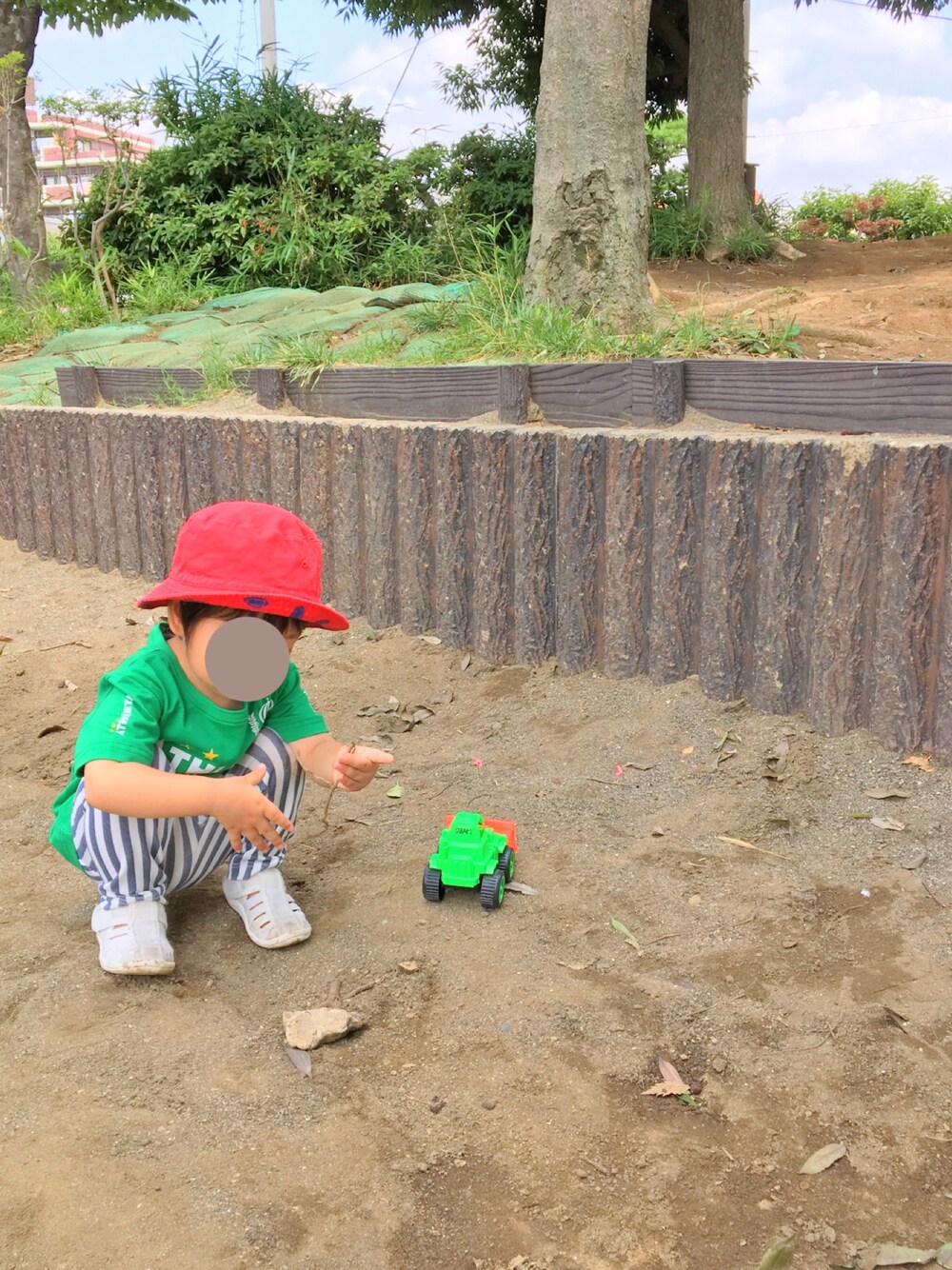 「夏コーデ、UNIQLO、おとこのこ、ブランシェス、アスレタ、みどり、グリーン、2歳、公園」｜「THE SHOP TK のリバーシブルバケットハット（ハット、レッド系）」を使った、fujimaruさん（キッズ・90cm）の夏コーディネートの1枚目の写真