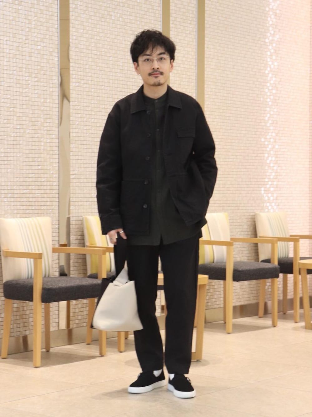 「zattuの＜zattu（ザッツ）＞ CONCH MULTI（ショルダーバッグ、ホワイト系）」を使った、HORIKAWA HARUKIさん（メンズ・173cm）の冬コーディネートの1枚目の写真