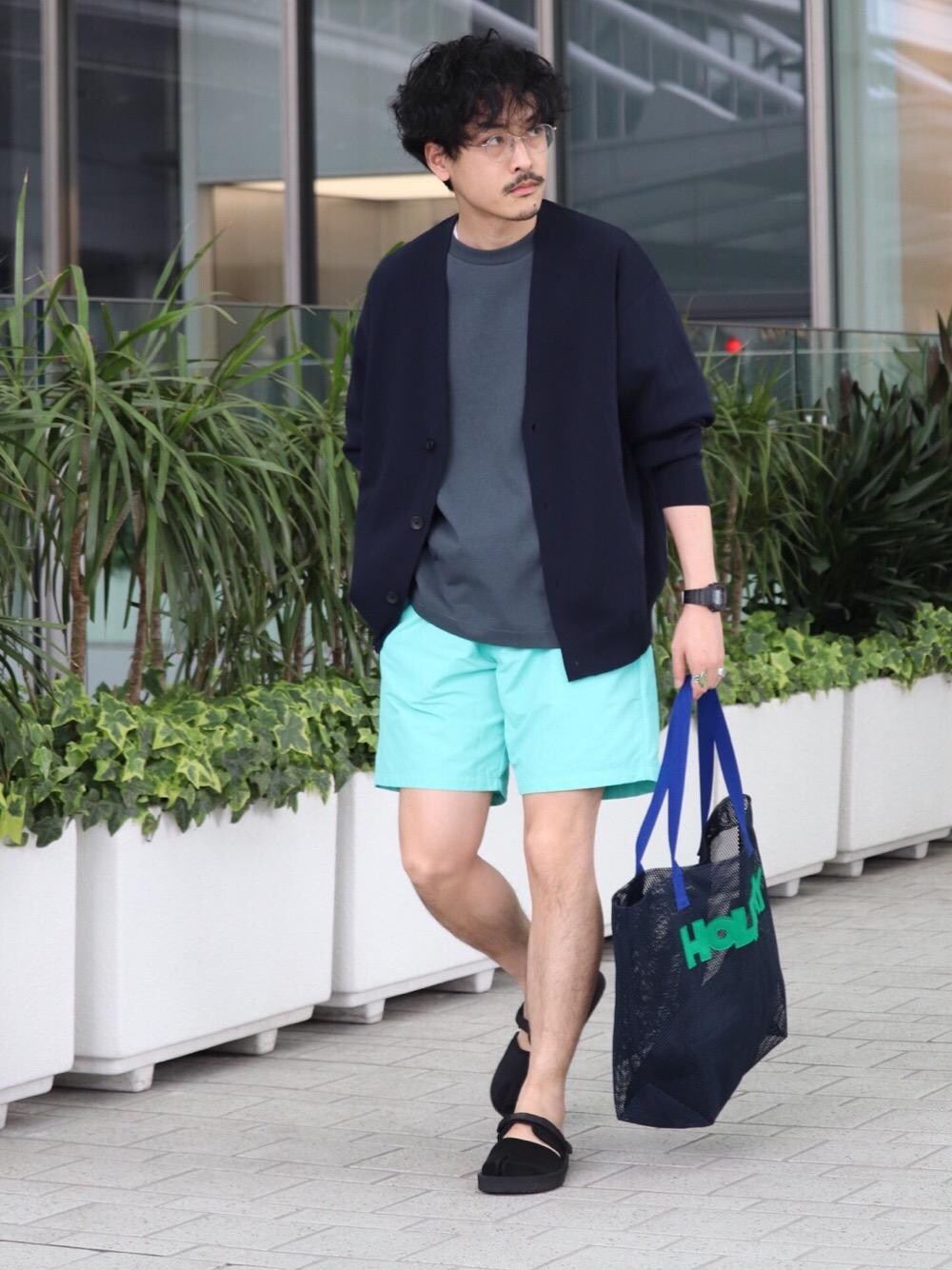 ブルー系のトートバッグ、ブルー系のカーディガン/ボレロ、グリーン系のその他パンツを着用したメンズの春コーディネートの1枚目の写真