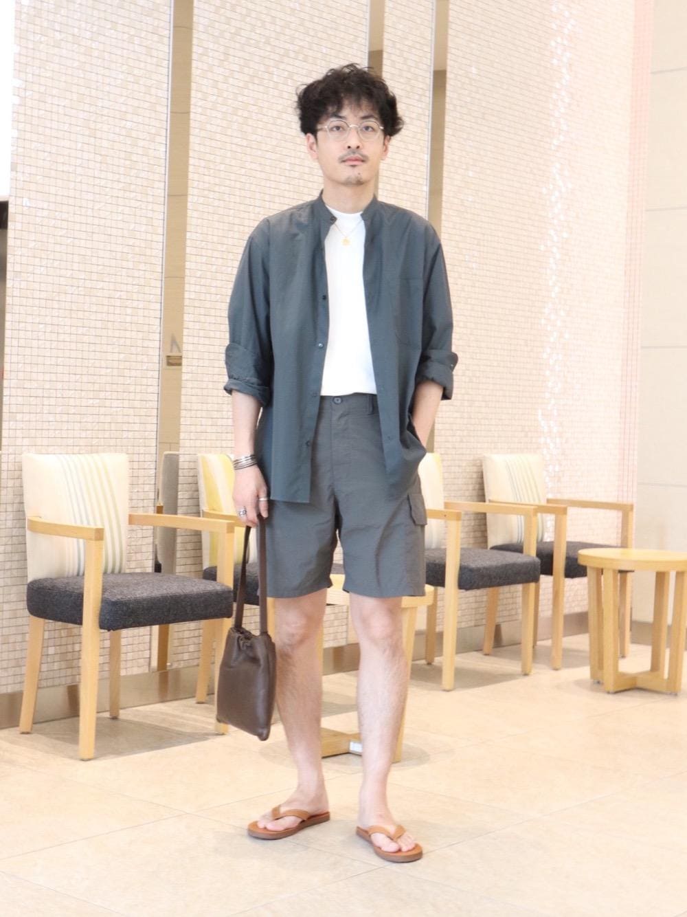 ホワイト系のTシャツ/カットソー、グレー系のその他パンツ、その他のシャツ/ブラウスを着用したメンズの夏コーディネートの1枚目の写真