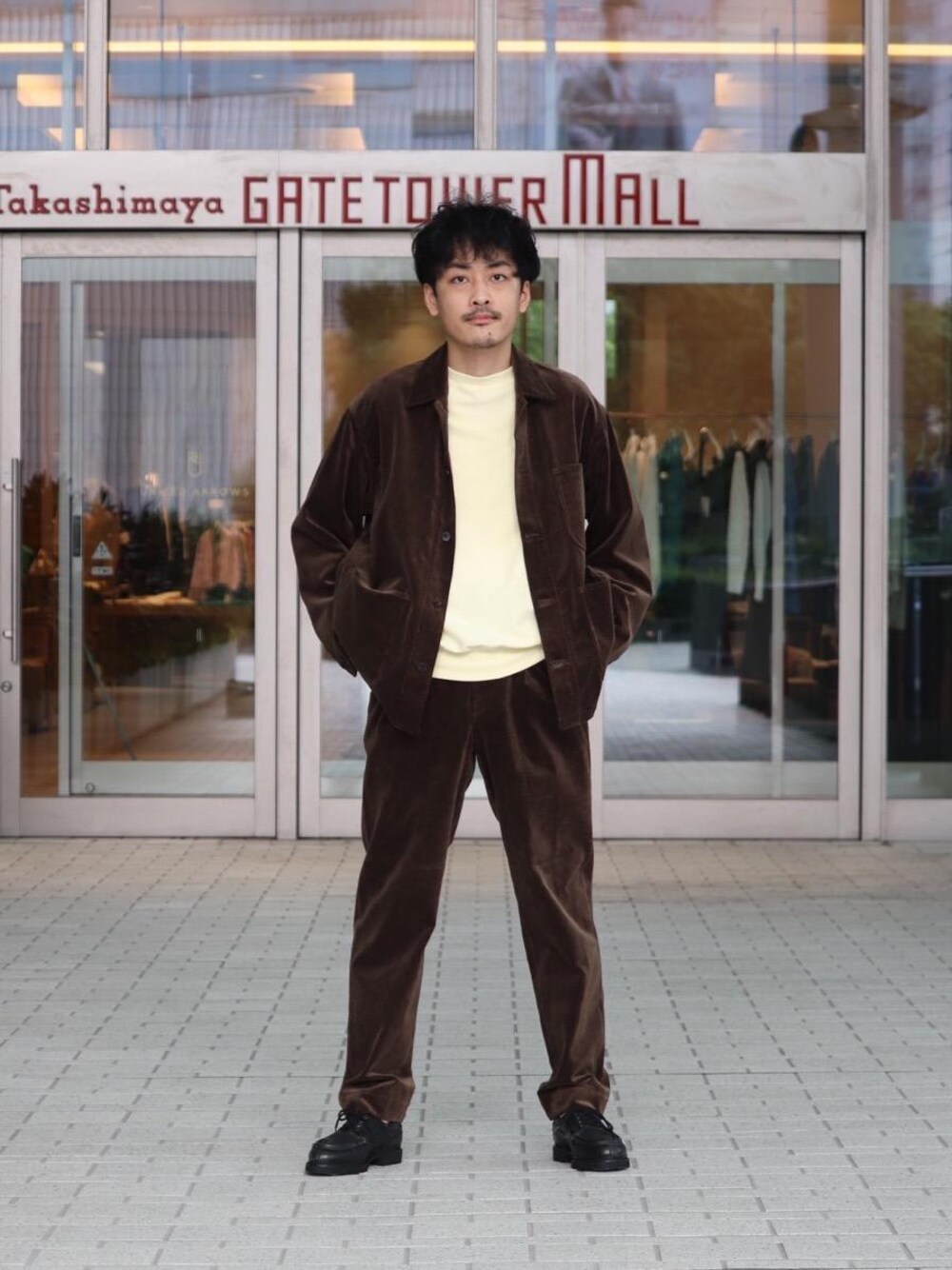 ブラック系のその他シューズ、イエロー系のスウェットを着用したメンズの秋コーディネートの1枚目の写真