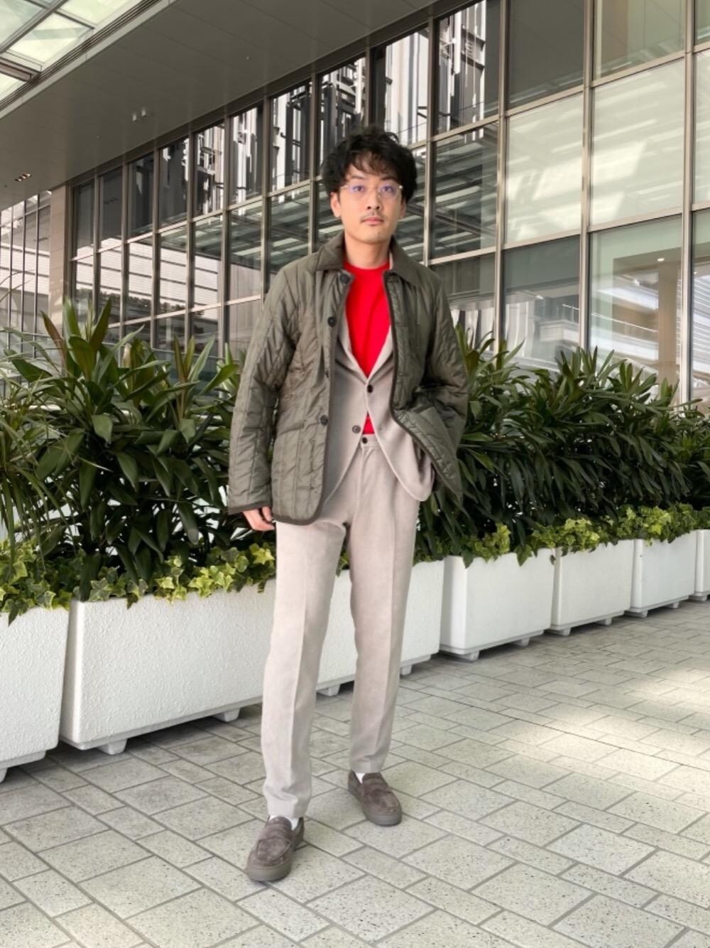 グレー系のスリッポン、ベージュ系のテーラードジャケット、ベージュ系のその他パンツを着用したメンズの秋コーディネートの1枚目の写真