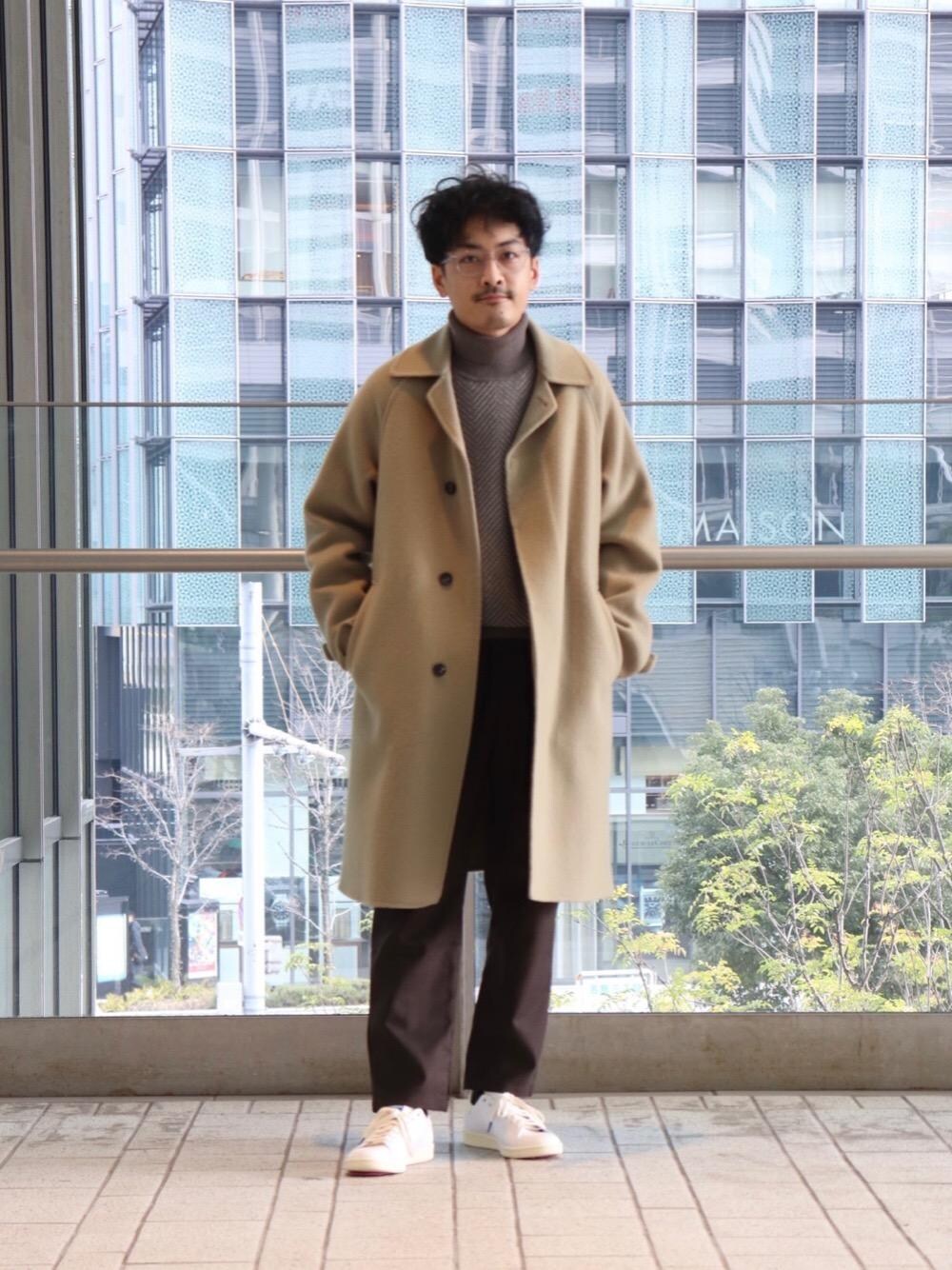ホワイト系のスニーカー、ブラウン系のその他パンツ、ブラウン系のその他アウターを着用したメンズの冬コーディネートの1枚目の写真