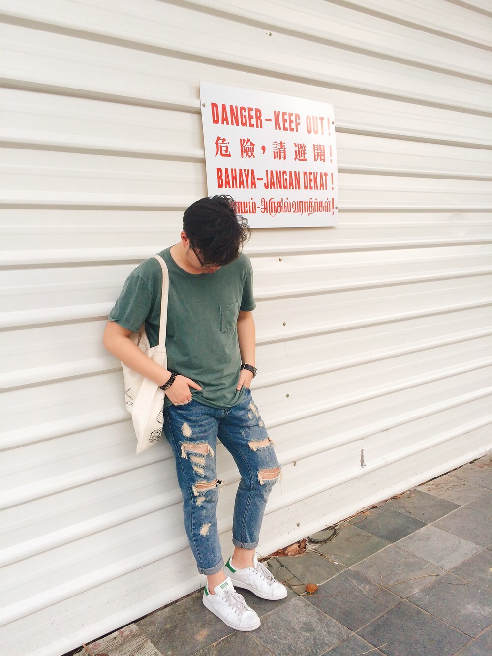 「Singapore、raffleshotel」｜「EMPORIO ARMANIのアイテム（Tシャツ/カットソー、グリーン系）」を使った、ALEXさん（メンズ・177cm）の冬コーディネートの1枚目の写真