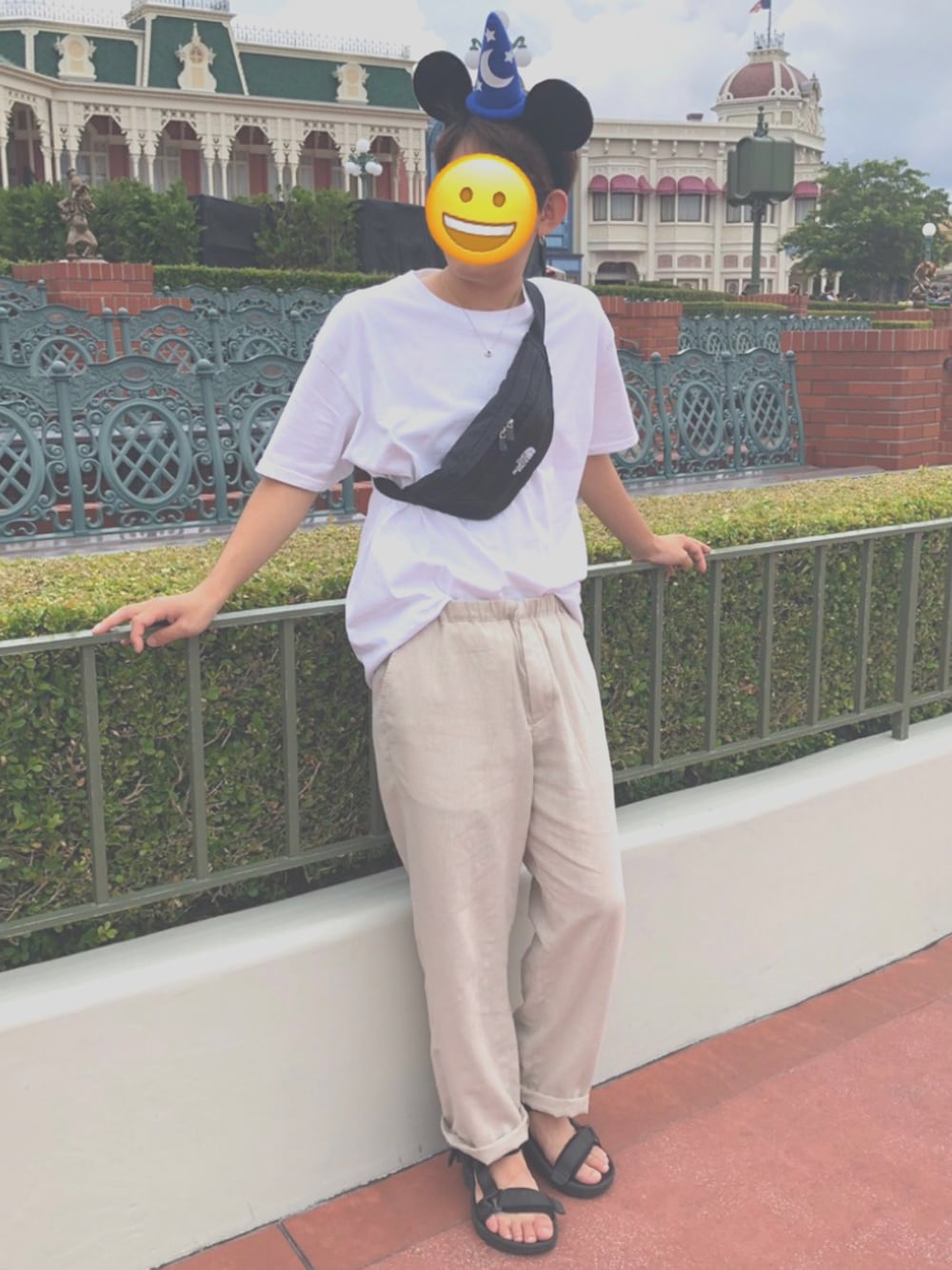 「ゆるコーデ、サンダル、ベージュ、ディズニー、niko and ...、THE NORTH FACE、Champion、おしゃれさんと繋がりたい、いいね、save、フォローお願いします🤑」｜「niko and...のストラップサンダル（サンダル、ブラック系）」を使った、ひさん（メンズ・165cm）の夏コーディネートの1枚目の写真