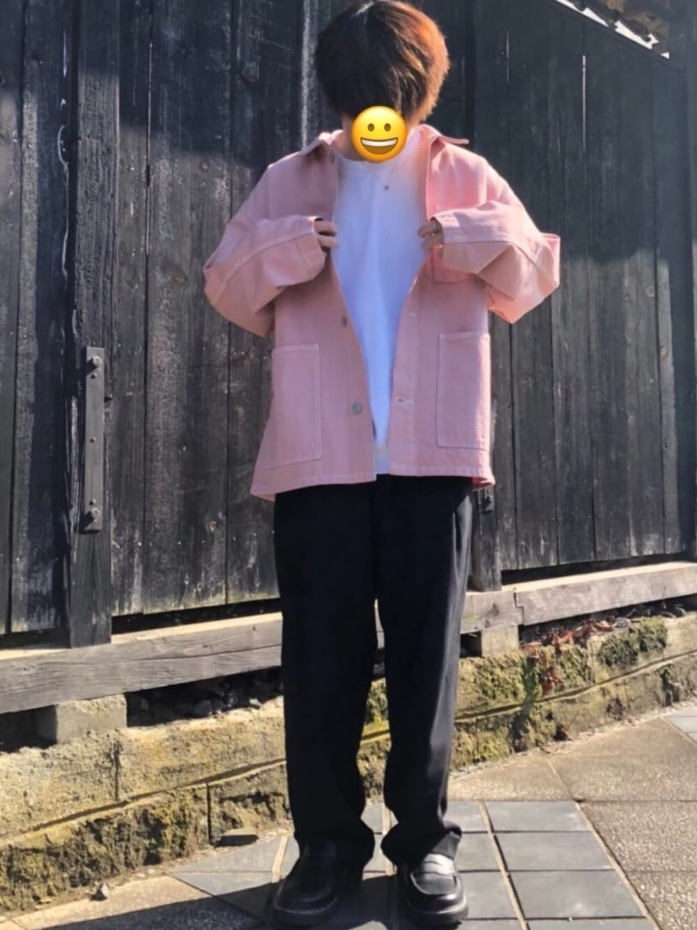 ブラック系のローファー、ブラック系のスラックス、ピンク系のカバーオールを着用したメンズの春コーディネートの1枚目の写真