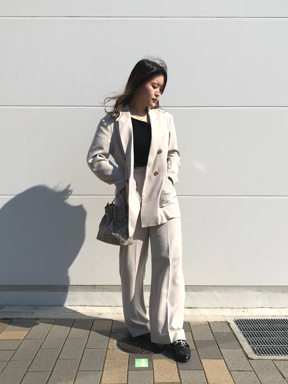 「シンプル、パンツスタイル、キレイめ、ベージュ、ジャケット、セットアップ、オーバーサイズ、低身長コーデ、プチプラ、メンズライク」｜「COLONY 2139の麻タッチアシメトリーネックノースリーブトップス（ニット/セーター、ブラック系）」を使った、natsumiさん（レディース・155cm）の春コーディネートの1枚目の写真