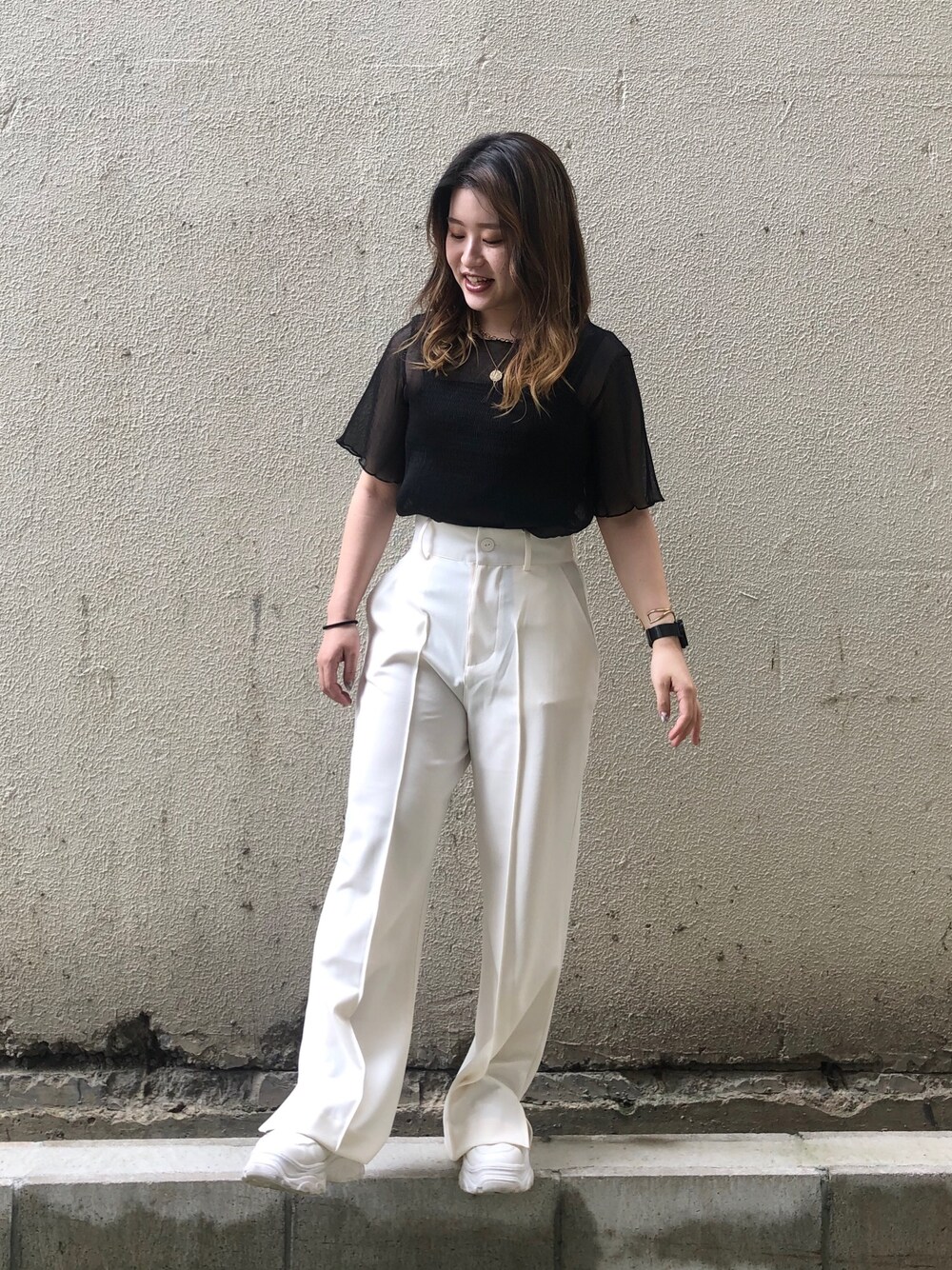 「オトナカジュアル、ラクチンコーデ、パンツスタイル、低身長、キレイめ、モノトーン、フレアパンツ、白パンツ、シアートップス、きれいめカジュアル」｜「COLONY 2139のカットジョーゼットフレアスラックス（その他パンツ、ホワイト系）」を使った、natsumiさん（レディース・155cm）の夏コーディネートの1枚目の写真