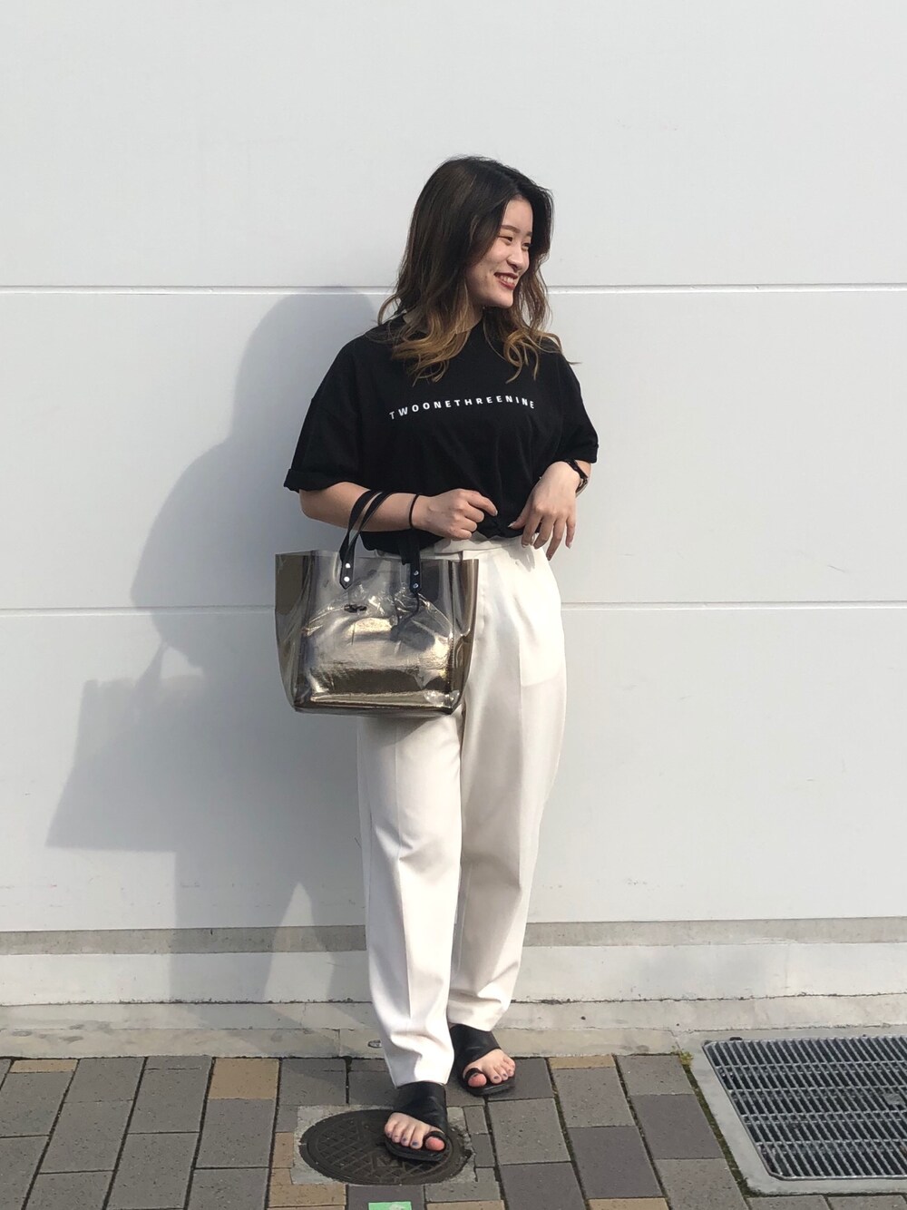 「夏、リラックススタイル、プチプラコーデ、低身長コーデ、Tシャツ、モノトーン、サンダル、クリアバッグ、シンプル、白パンツ」｜「COLONY 2139のUSAラバーロゴプリント半袖Tシャツ（Tシャツ/カットソー、ブラック系）」を使った、natsumiさん（レディース・155cm）の夏コーディネートの1枚目の写真
