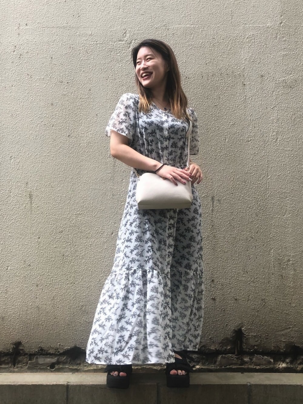 「夏、花柄、ワンピース、プチプラ、厚底サンダル、モノトーン、花柄ワンピース、サンダル、シアー、夏コーデ」｜「COLONY 2139のミニショルダーバッグ/ヌバック横長ショルダーバッグ（ショルダーバッグ、グレー系）」を使った、natsumiさん（レディース・155cm）の夏コーディネートの1枚目の写真