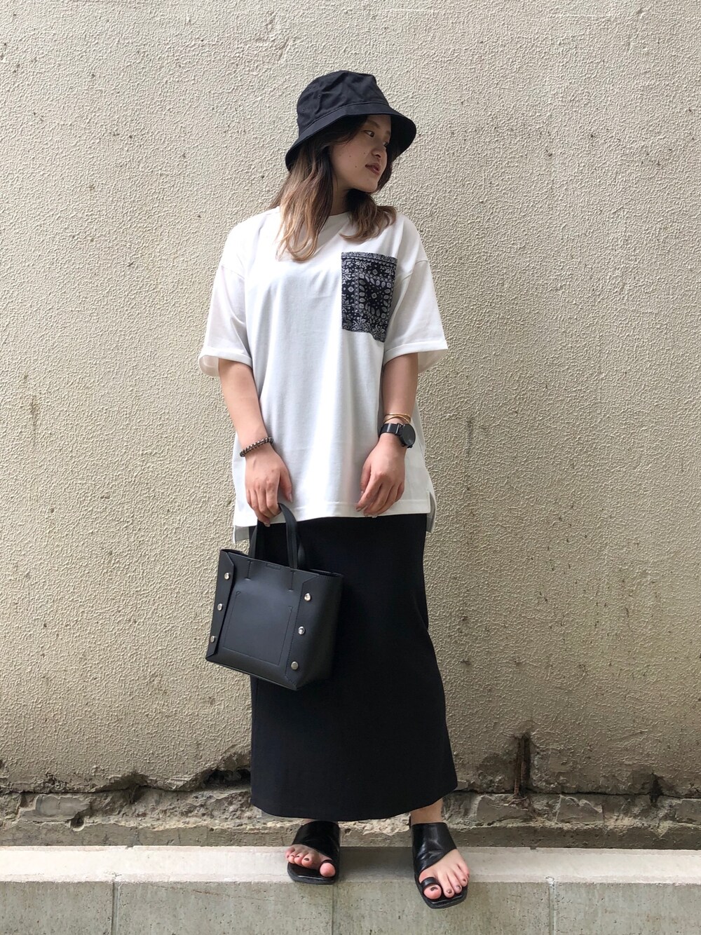 「休日スタイル、メンズ、ラクチンコーデ、スカート、バケットハット、トングサンダル、モノトーン、低身長、ootd、プチプラ」｜「COLONY 2139のバンダナ柄ポケット半袖Tシャツ（Tシャツ/カットソー、ホワイト系）」を使った、natsumiさん（レディース・155cm）の夏コーディネートの1枚目の写真