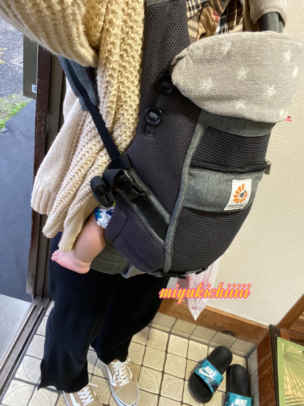 「ベージュコーデ、チェックシャツ、ニットパンツ、ニットカーディガン、エルゴデビュー、予防接種デビュー」｜「しまむらのアイテム（カーディガン/ボレロ、ベージュ系）」を使った、miyukichiiiii🐱さん（レディース・155cm）の秋コーディネートの1枚目の写真