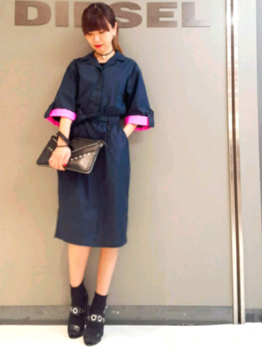 「オトナカジュアル、春、トレンチコート、黒、はるコーデ、ワンピース、サンダル、Diesel、クラッチバッグ」｜「DIESELのアイテム（ワンピース、ブルー系）」を使った、mayuさん（レディース・164cm）の冬コーディネートの1枚目の写真