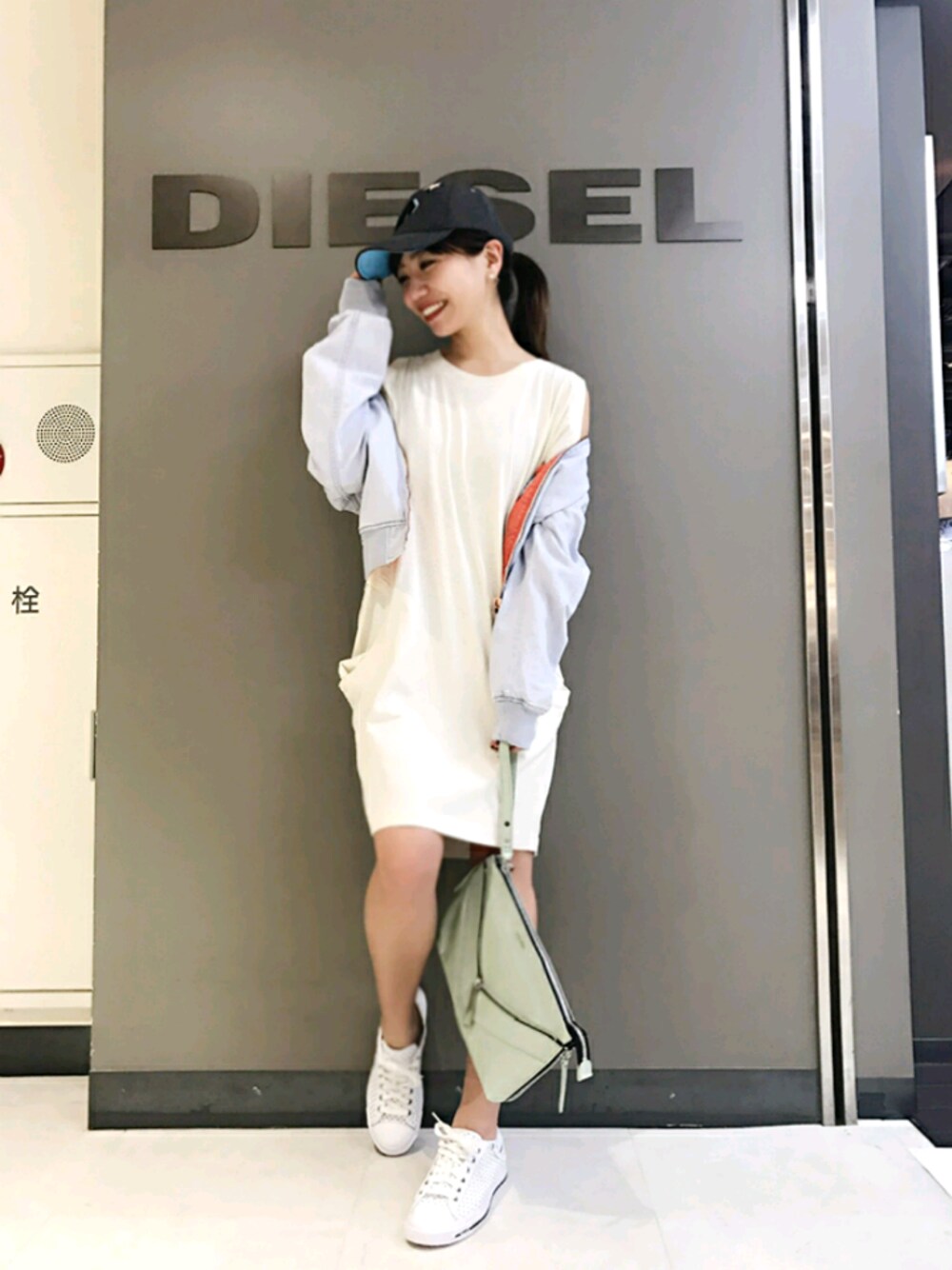 「カジュアルコーデ、ootd、outfit、ホワイト、スニーカー、ワンピース、メンズライク、Diesel、ゆるコーデ、春コーデ」｜「DIESELの00SX7B0HAOK（ワンピース、ホワイト系）」を使った、mayuさん（レディース・164cm）の春コーディネートの1枚目の写真