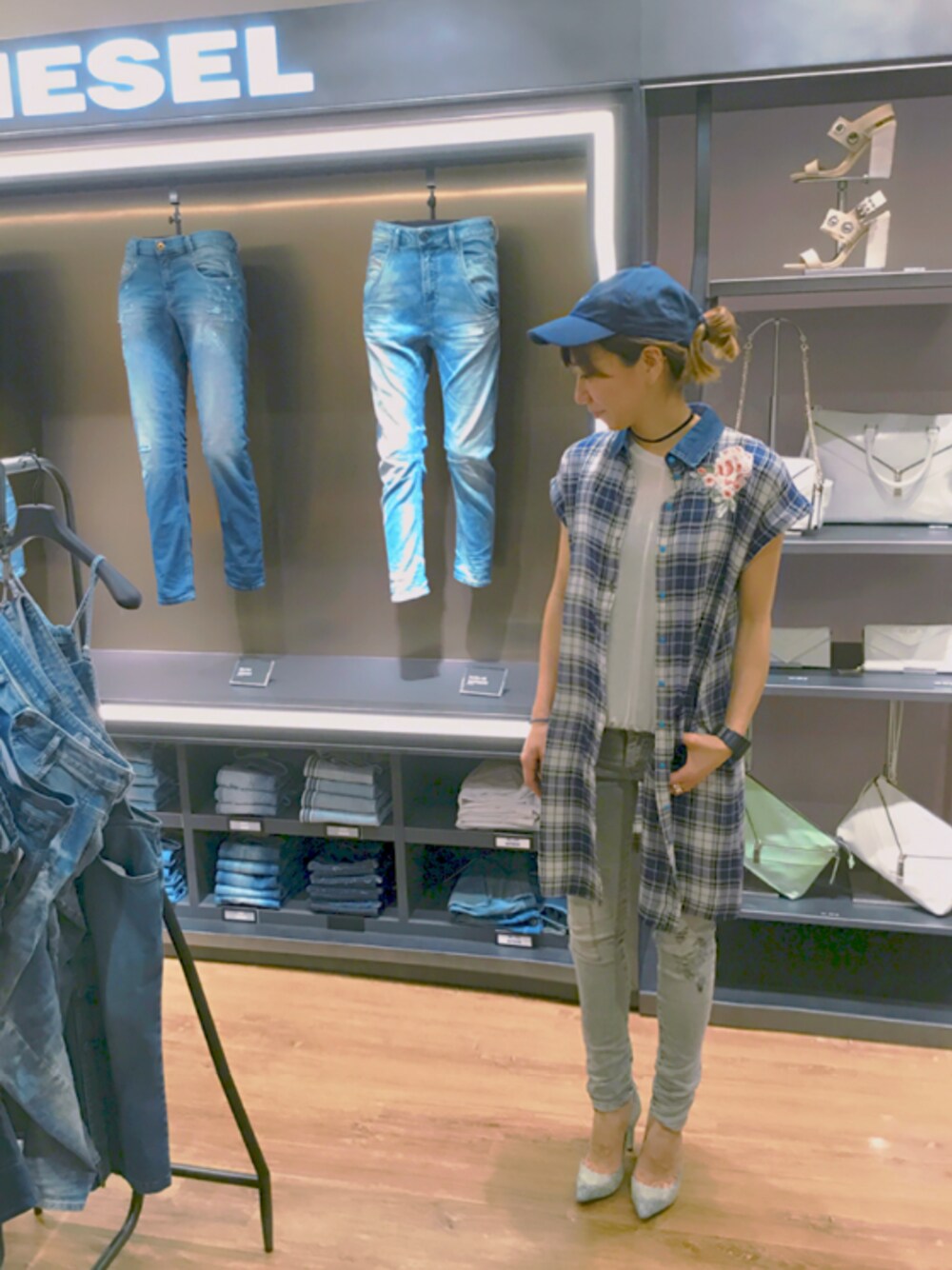 「オトナカジュアル、dieseldenim、パンツスタイル、denim、シンプル、チェックシャツ、キャップ」｜「DIESELの00S14D0SAPZ（ワンピース、ブルー系）」を使った、mayuさん（レディース・164cm）の夏コーディネートの1枚目の写真