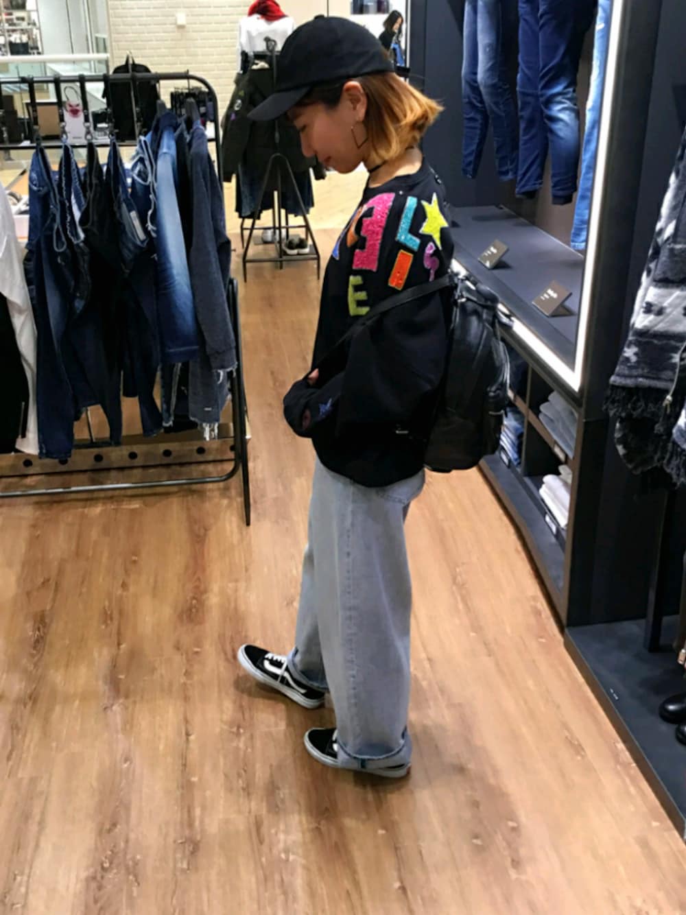 「オトナカジュアル、ootd、デニムパンツ、ブラック、カジュアルコーデ、スニーカー、ワイドパンツ、オーバーサイズ」｜「DIESELのX04843P0804（バックパック/リュック、ブラック系）」を使った、mayuさん（レディース・164cm）の冬コーディネートの1枚目の写真
