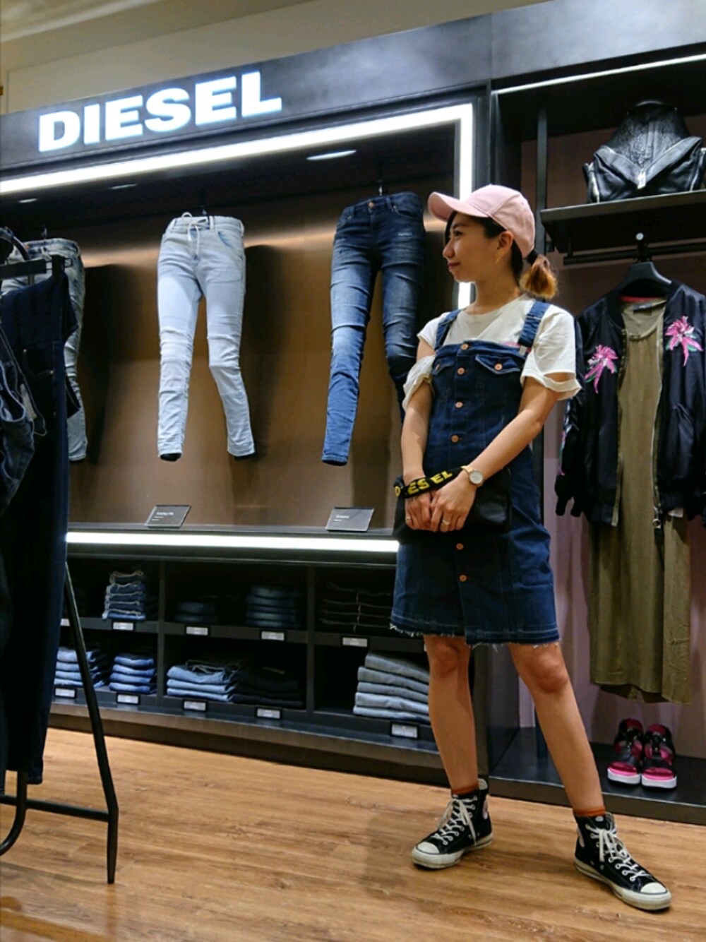 「春、ラフ、スポーツミックス、ワンピース、デニム、Diesel、コンバース、キャップ」｜「DIESELの00S9GZ0CASK（キャップ、ピンク系）」を使った、mayuさん（レディース・164cm）の春コーディネートの1枚目の写真