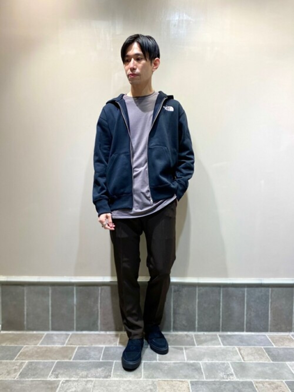 ブルー系のTシャツ/カットソー、グレー系のTシャツ/カットソー、ブラウン系のスラックスを着用したメンズの秋コーディネートの1枚目の写真