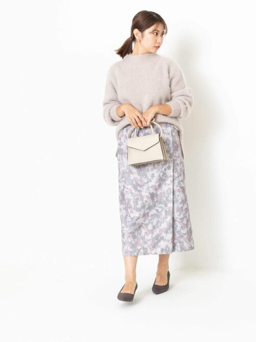 「ニット、ジャガード、ふわふわ、オフィスカジュアル、デイリーカジュアル、NATURAL BEAUTY BASIC、ナチュラルビューティーベーシック、NBB、ニュアンスカラー」｜「NATURAL BEAUTY BASICのハンドウォッシャブルフォックスブレンド（ニット/セーター、ベージュ系）」を使った、NBB STAFF06さん（レディース・149cm）の秋コーディネートの1枚目の写真