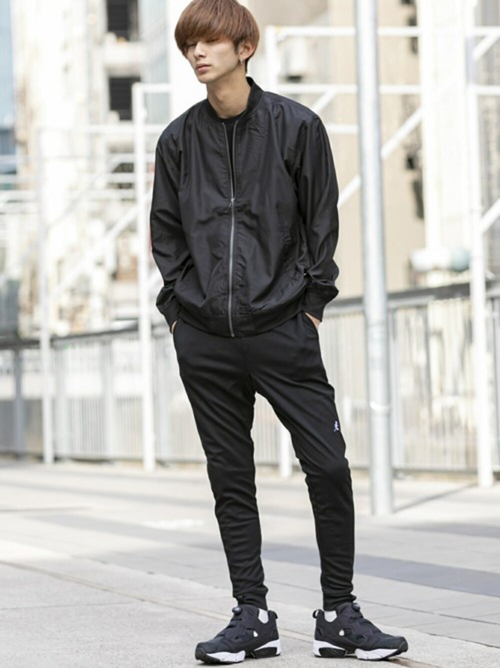 「スウェット、ブラック、MA-1、コラボ、オーバーサイズ、ジャージ、KANGOL、春コーデ、ジョガーパンツ、おしゃれさんと繋がりたい」｜「A.S.Mの強撚糸 エステル ジャージ コンパクト ライト MA-1（MA-1、ブラック系）」を使った、admix_japanさん（メンズ・182cm）の春コーディネートの1枚目の写真