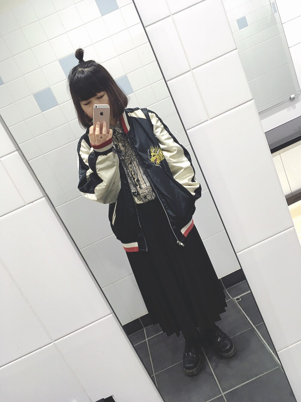 「スカジャン、シャツスタイル、柄シャツ、プリーツスカート、リュック、UNIQLO、Dr.Martens、UNIF、古着、used」｜「UNIFのRaze Backpack（バックパック/リュック、ブラック系）」を使った、mさん（レディース・155cm）の春コーディネートの1枚目の写真