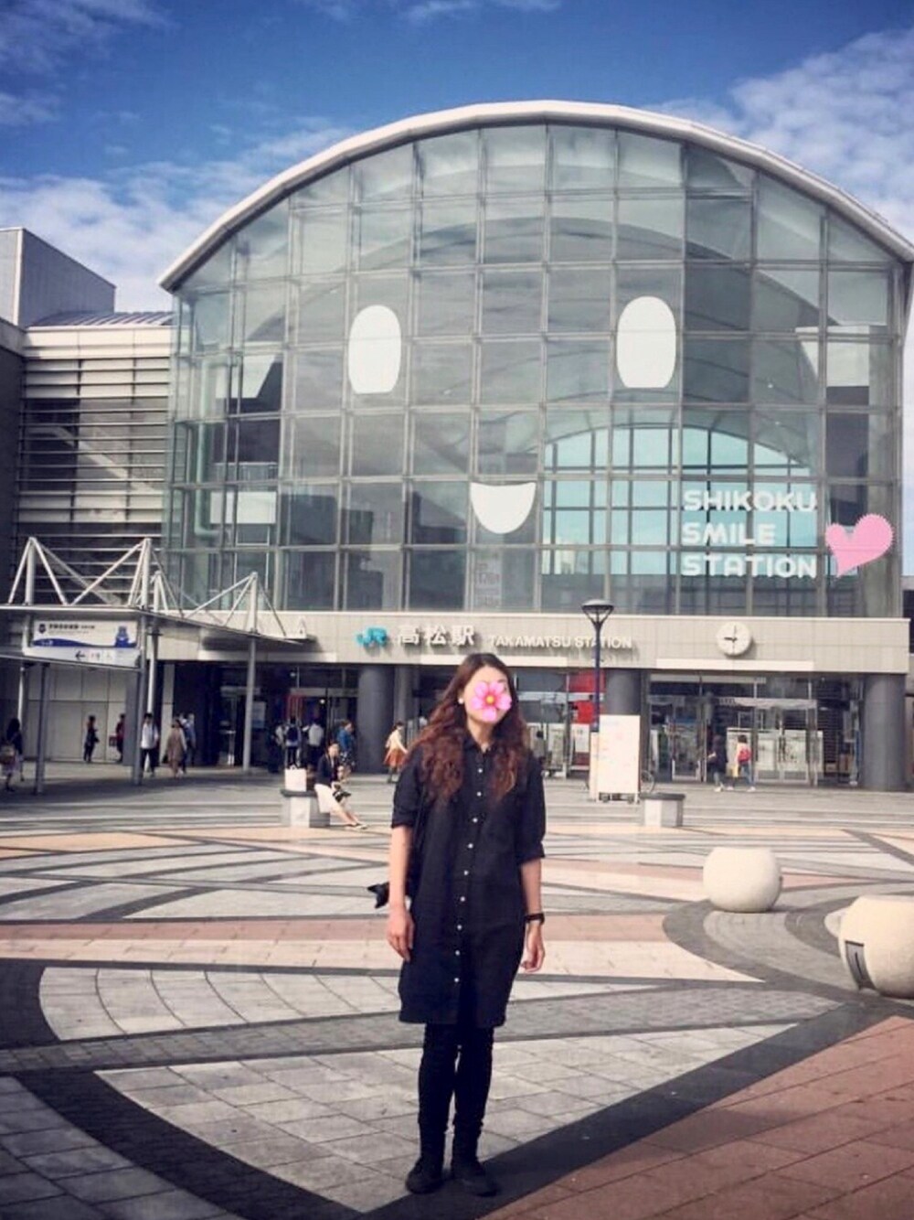「Japan、travel、streetstyle、LOVE、女人味」｜「CONVERSEのアイテム（シューズ、ブラック系）」を使った、hello_inuiさん（レディース・168cm）の秋コーディネートの1枚目の写真
