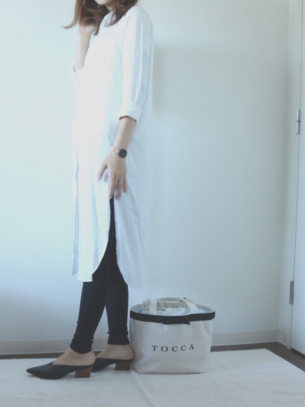 ブラック系のその他パンツ、ブラック系のシューズ、ブラック系のアナログ腕時計を着用したレディースの秋コーディネートの1枚目の写真