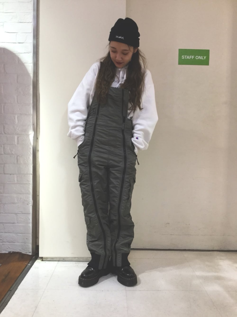 その他のサロペット/オーバーオール、ホワイト系のパーカー、ブラック系のニットキャップ/ビーニーを着用したレディースの冬コーディネートの1枚目の写真