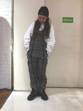 「アイテム（サロペット/オーバーオール）」を使った、韮澤未歩さん（レディース・156cm）の冬コーディネート