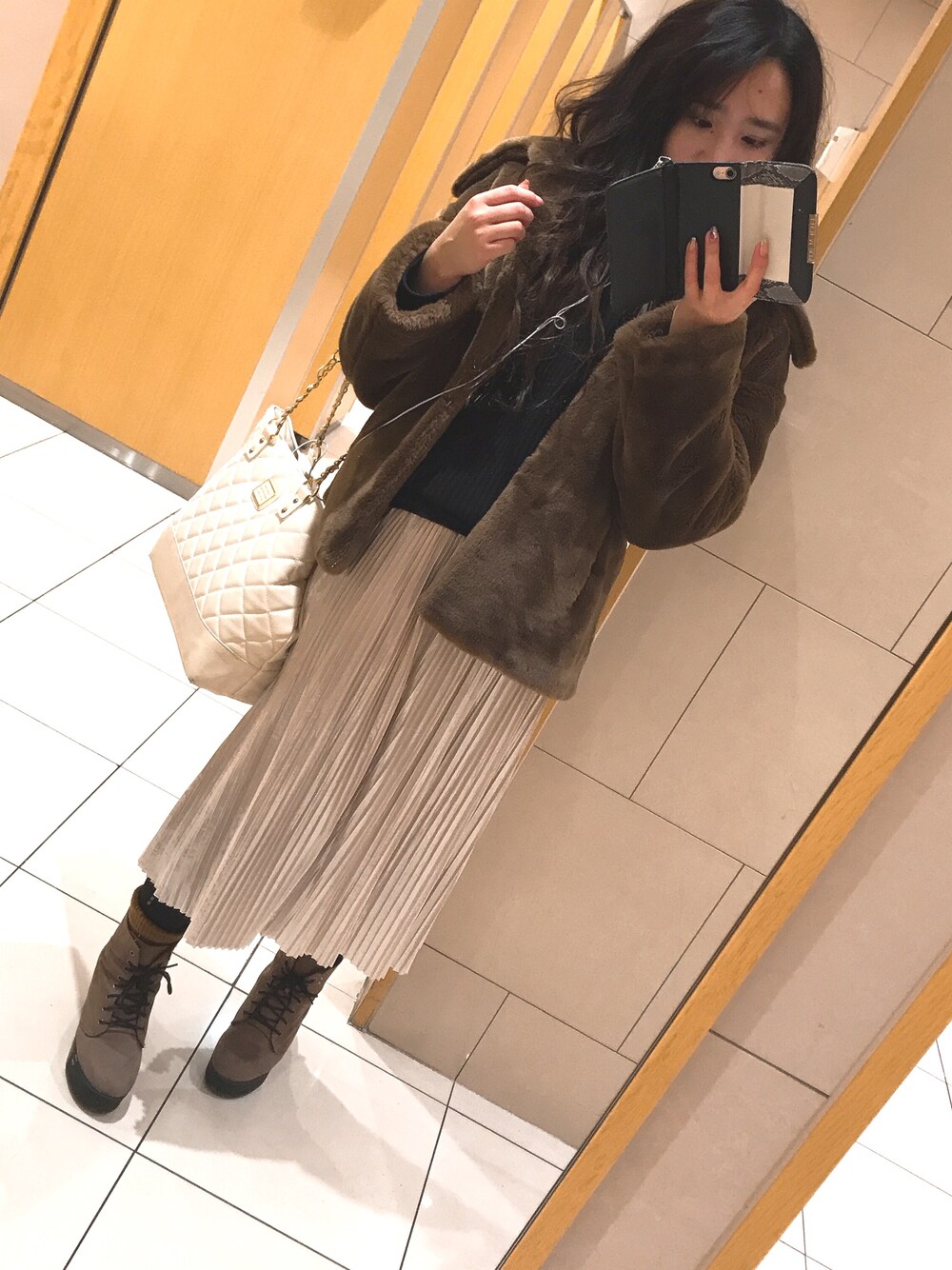 「おしゃれさんと繋がりたい、今日のコーデ、キラキラ、ラメ、もこもこ、フェイクファー、ラメスカート、黒ニット、休日スタイル、ロングスカート」｜「ENVYMのアイテム（その他アウター、ブラウン系）」を使った、Kさん（レディース・160cm）の冬コーディネートの1枚目の写真