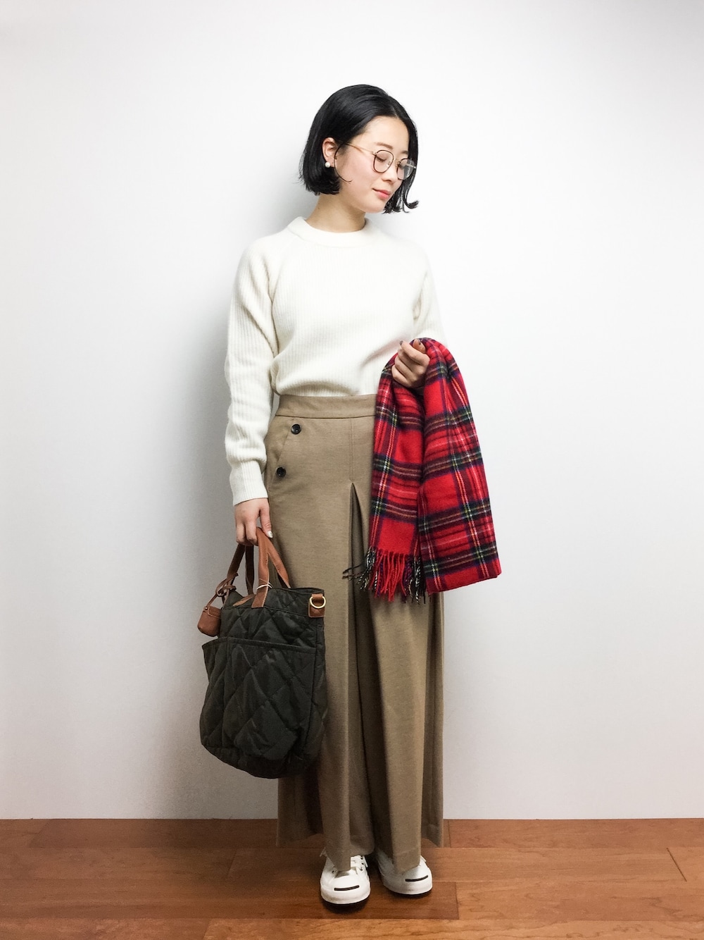 「シンプル、ベーシック、クルーネックニット、キルティング、チェックストール、大人カジュアル、ワイドパンツ、赤チェック、クルーネック、キルティングバッグ」｜「JOURNAL STANDARDのHAMILTONラムアゼクルーネックプルオーバー_#（ニット/セーター、ホワイト系）」を使った、クボヤさん（レディース・157cm）の冬コーディネートの1枚目の写真