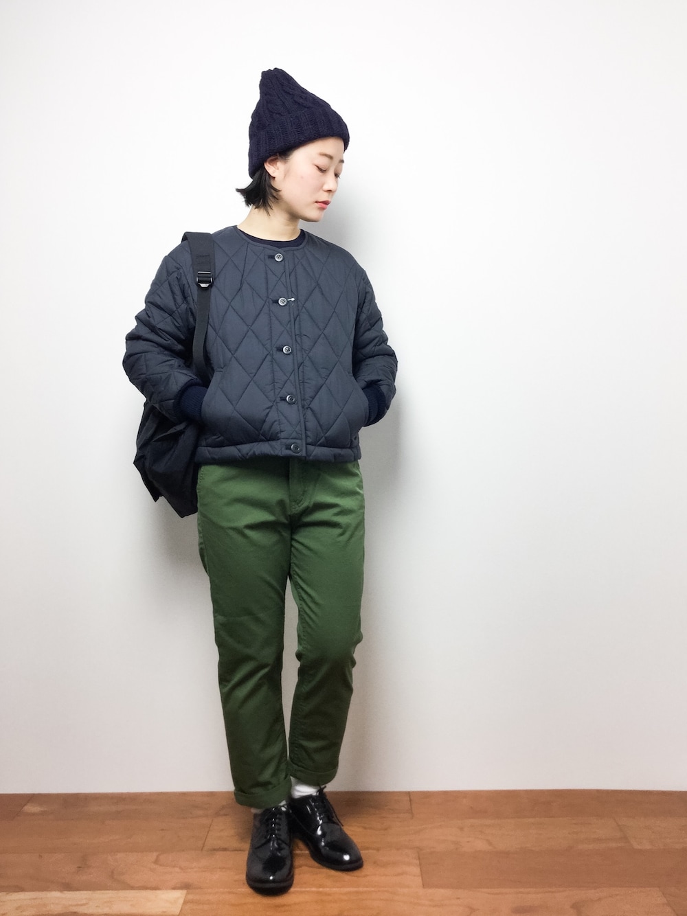 「テーパードパンツ、ブルゾン、ボーイッシュ、チノパン、キルティング、ドレスシューズ、メンズライク、ニット帽コーデ、ラフ、キルトジャケット」｜「SLOBE IENAのキルトノーカラーブルゾン◆（ブルゾン、ブルー系）」を使った、クボヤさん（レディース・157cm）の冬コーディネートの1枚目の写真
