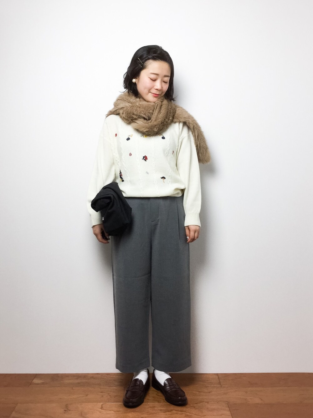 「マフラー、刺繍、ラビットファー、ガーリー、ワイドパンツ、白ニット、フェミニン、ファー小物、グレーパンツ、ガーリーコーデ」｜「chambre de charmeのcdc ●ラムウール　ちっちゃなお花刺しゅうプルオーバー●（ニット/セーター、ホワイト系）」を使った、クボヤさん（レディース・157cm）の冬コーディネートの1枚目の写真